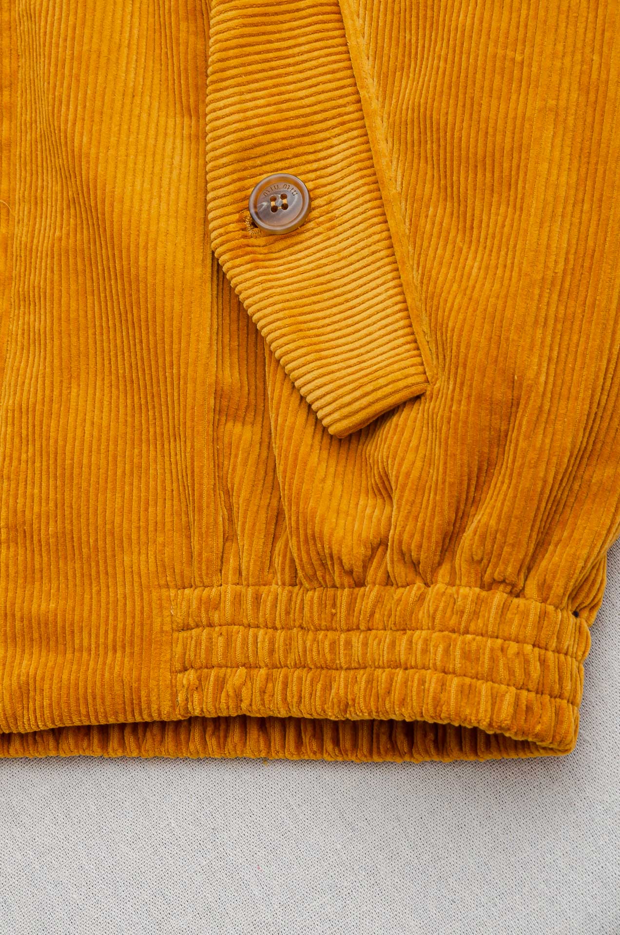 MIUMIU 3️⃣ 2025FW秋冬款品 灯芯绒条纹肌理男士翻领外套#坑条肌理灯芯绒质地，表面形成纵向