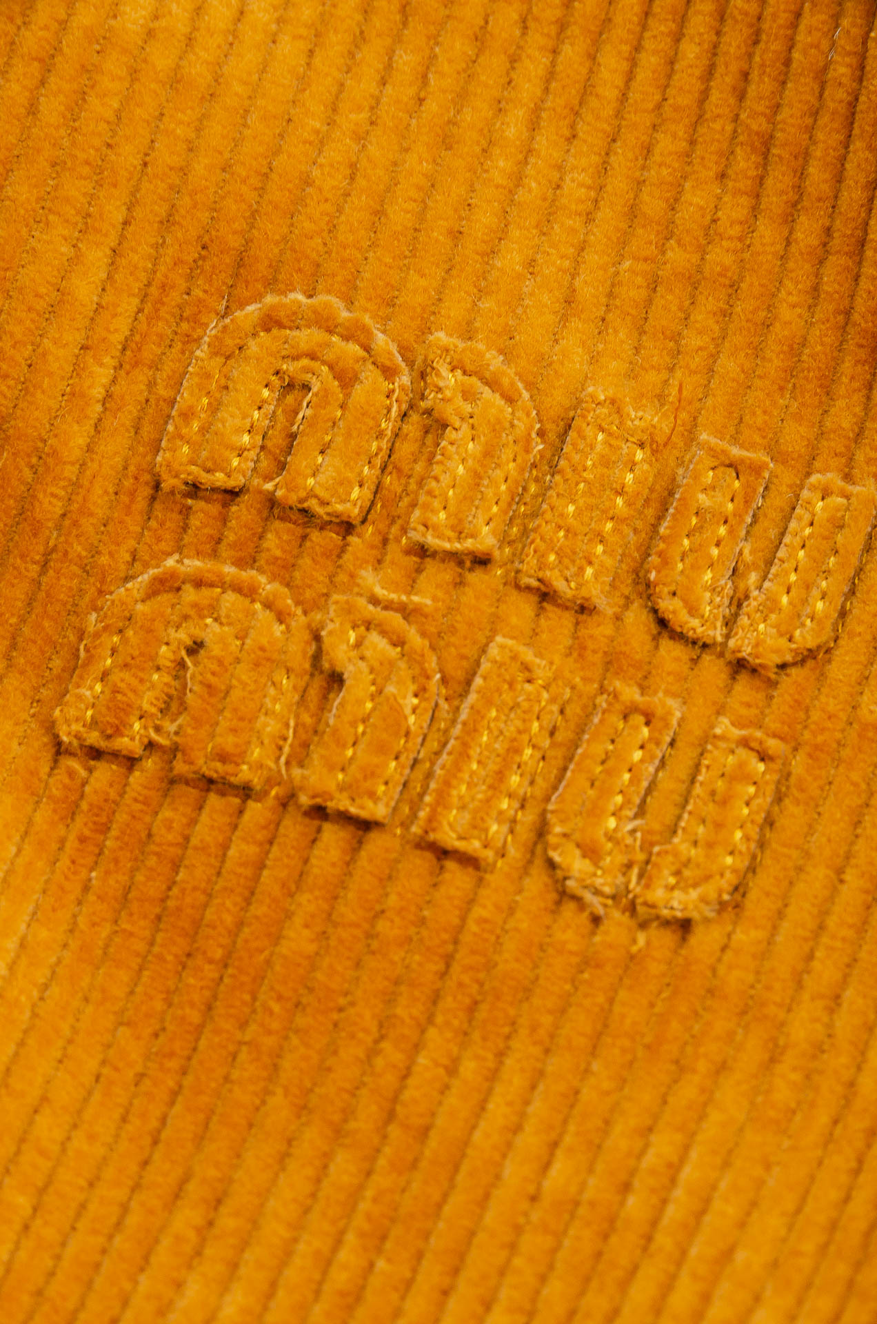 MIUMIU 3️⃣ 2025FW秋冬款品 灯芯绒条纹肌理男士翻领外套#坑条肌理灯芯绒质地，表面形成纵向