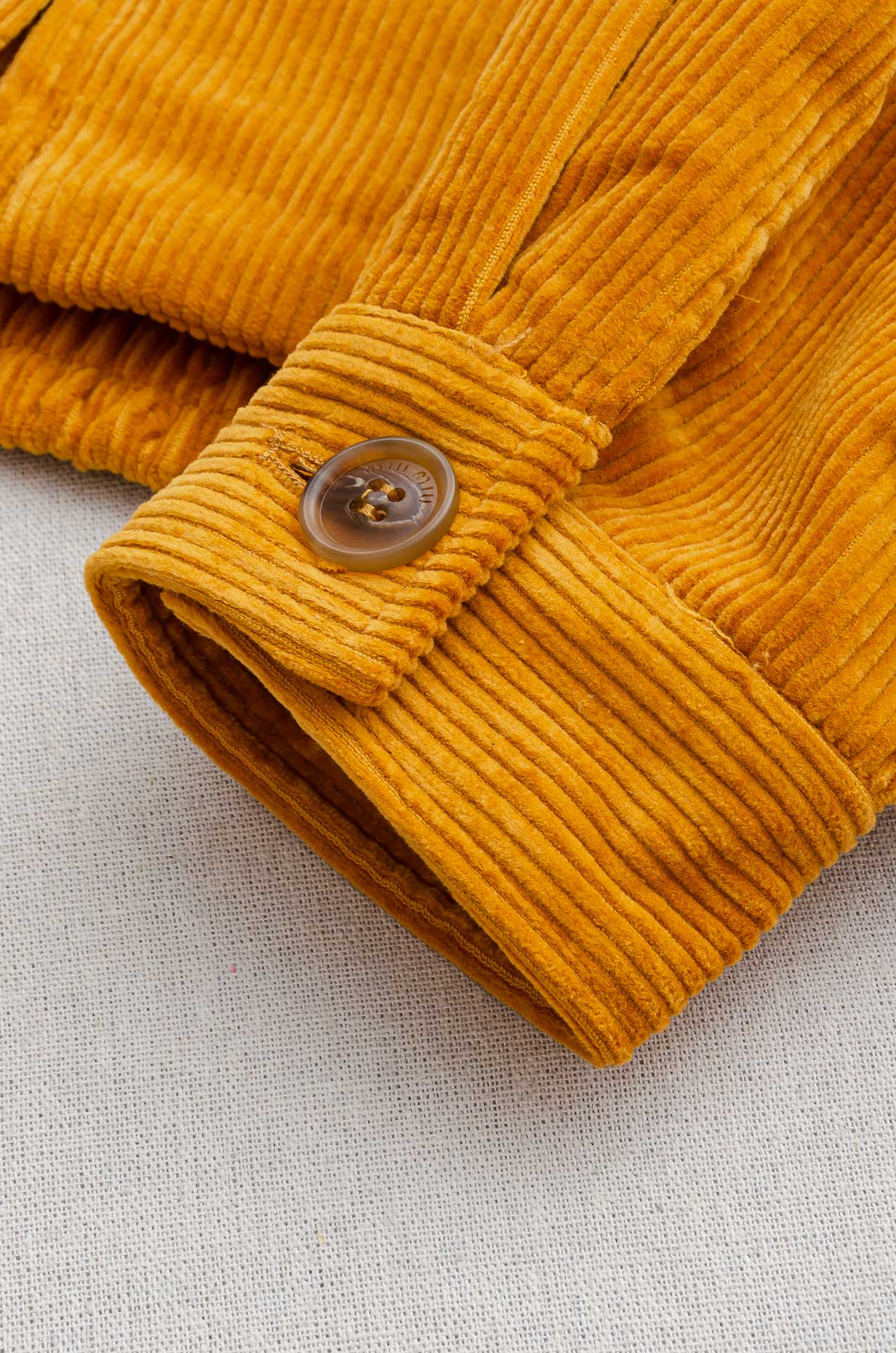 MIUMIU 3️⃣ 2025FW秋冬款品 灯芯绒条纹肌理男士翻领外套#坑条肌理灯芯绒质地，表面形成纵向