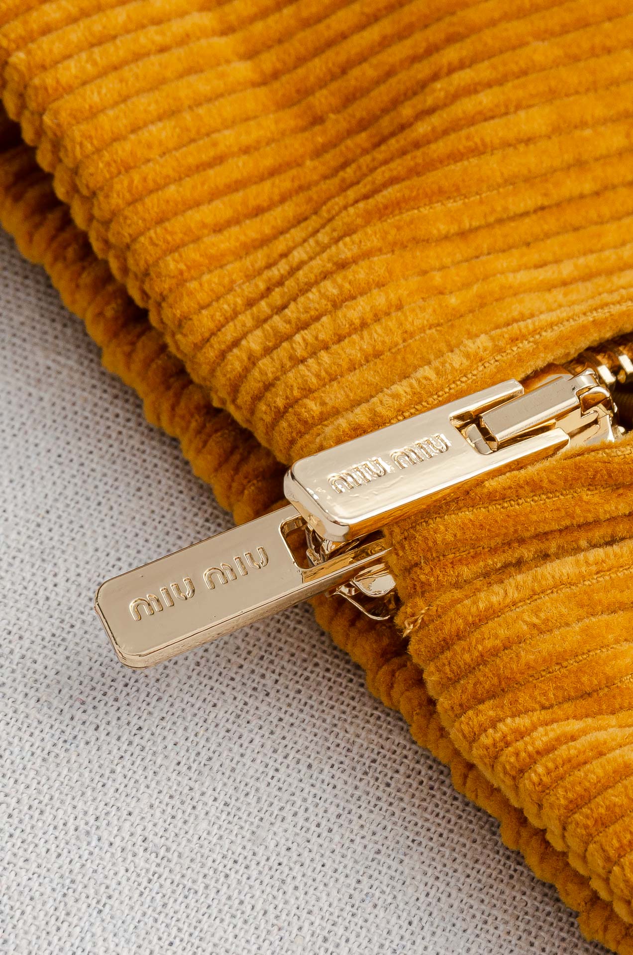 MIUMIU 3️⃣ 2025FW秋冬款品 灯芯绒条纹肌理男士翻领外套#坑条肌理灯芯绒质地，表面形成纵向