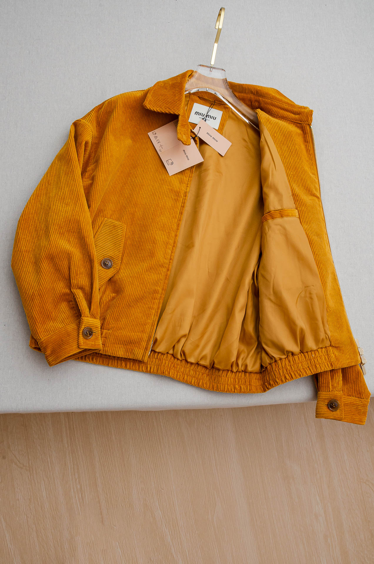 MIUMIU 3️⃣ 2025FW秋冬款品 灯芯绒条纹肌理男士翻领外套#坑条肌理灯芯绒质地，表面形成纵向