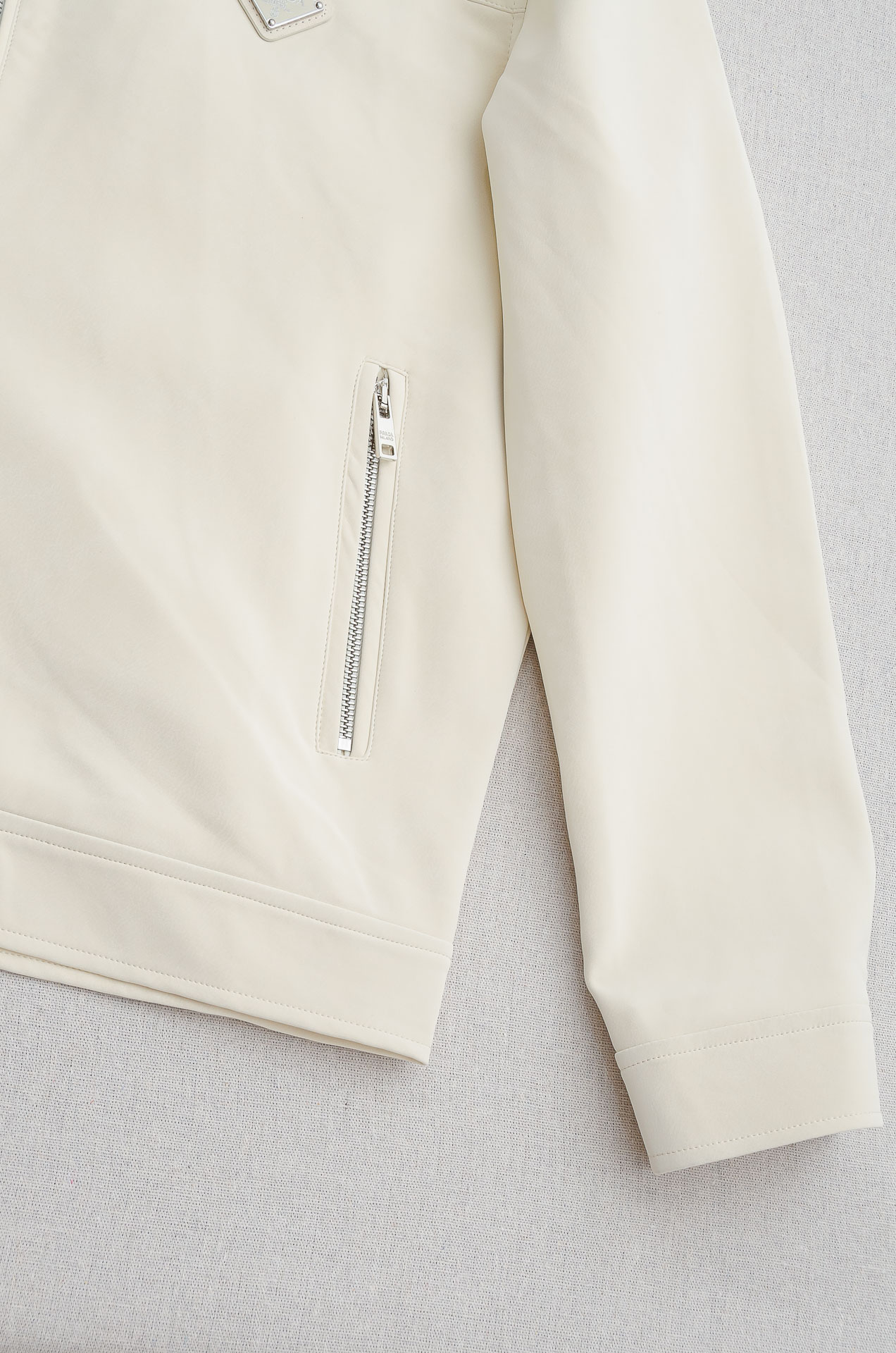 Prada普拉达 4️⃣ 25FW/翻领皮质夹克外套#仿鹿皮料质地柔软，好打理不易破，穿着舒适不易变形，