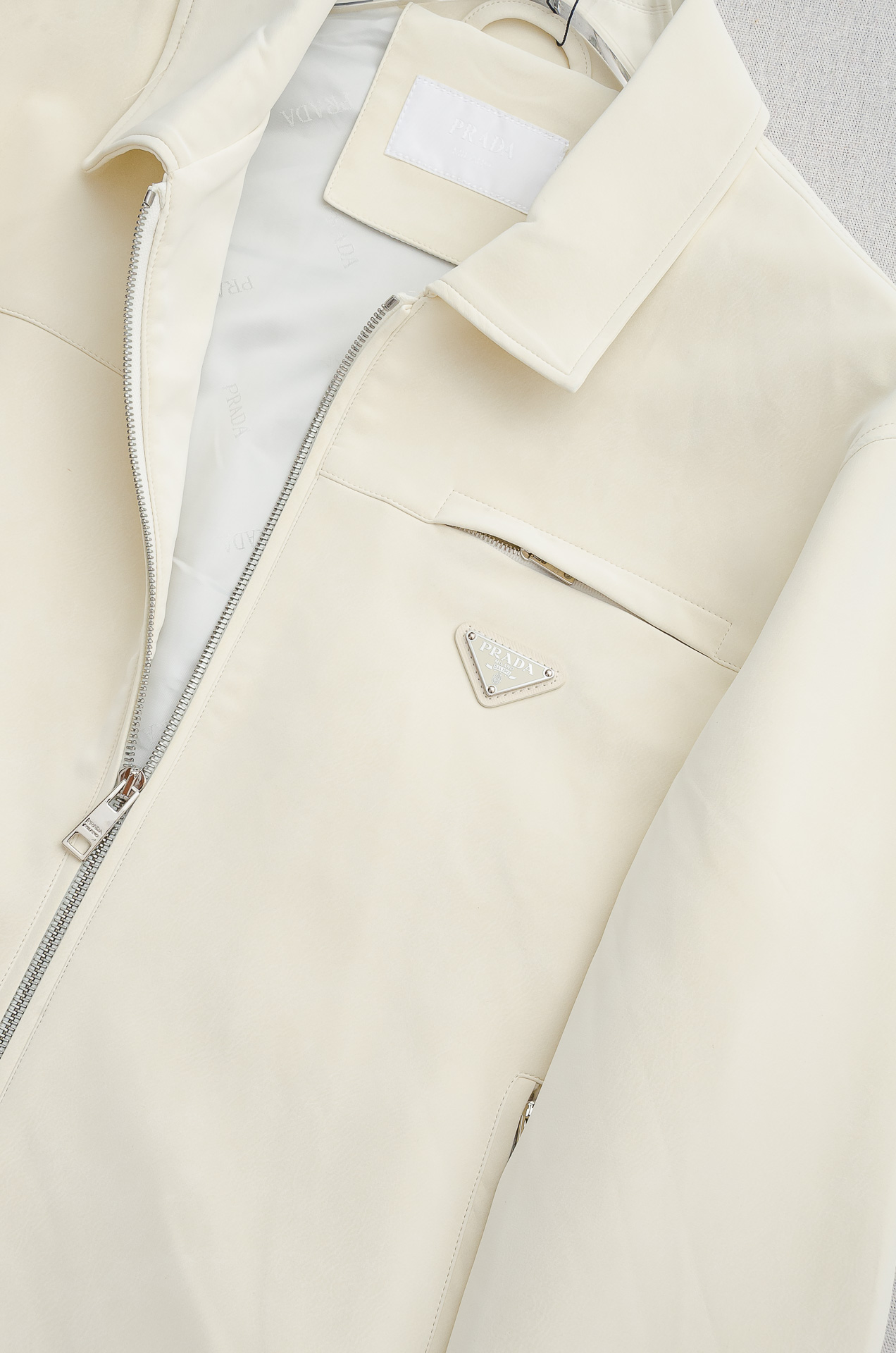 Prada普拉达 4️⃣ 25FW/翻领皮质夹克外套#仿鹿皮料质地柔软，好打理不易破，穿着舒适不易变形，