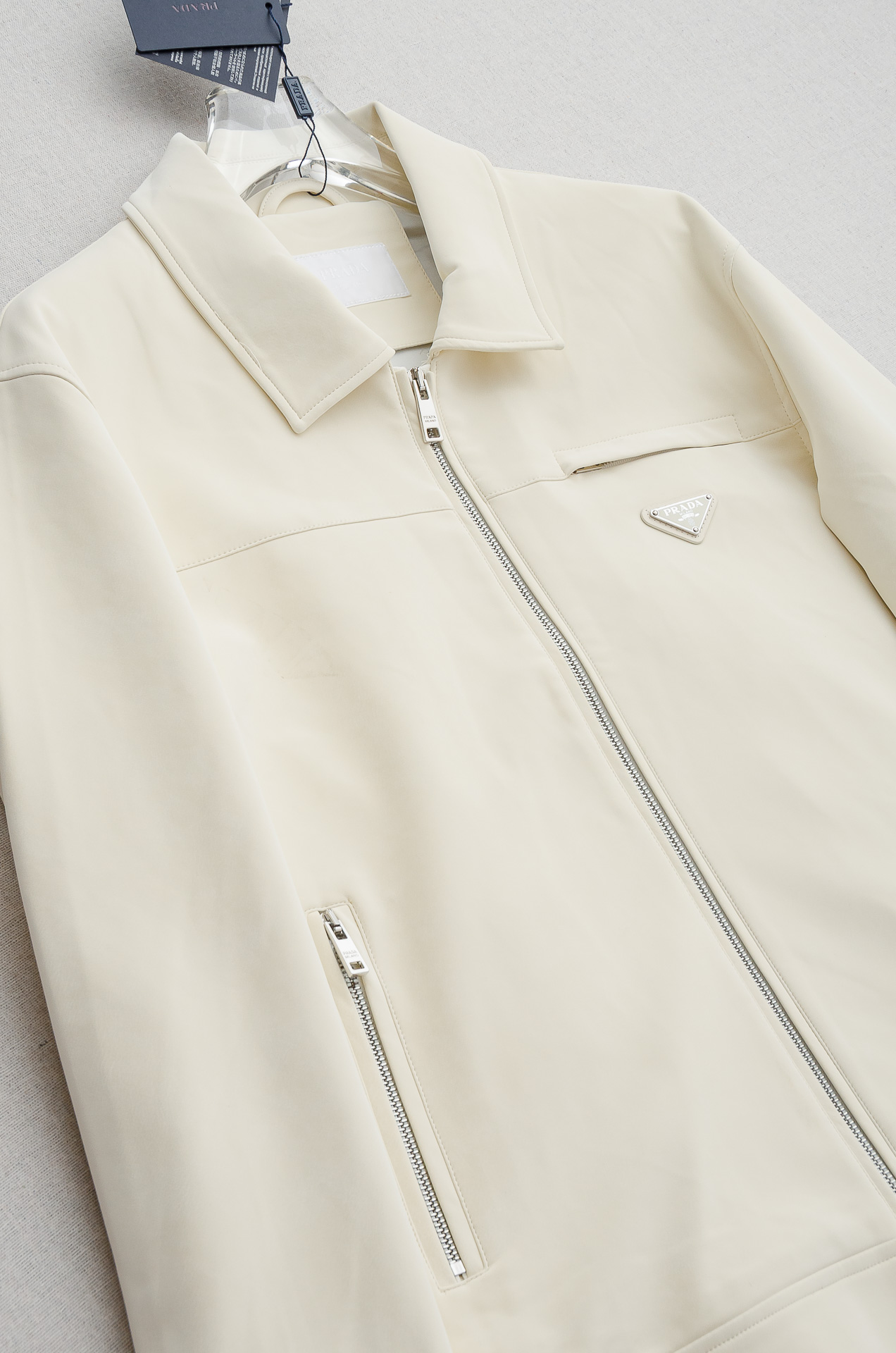 Prada普拉达 4️⃣ 25FW/翻领皮质夹克外套#仿鹿皮料质地柔软，好打理不易破，穿着舒适不易变形，