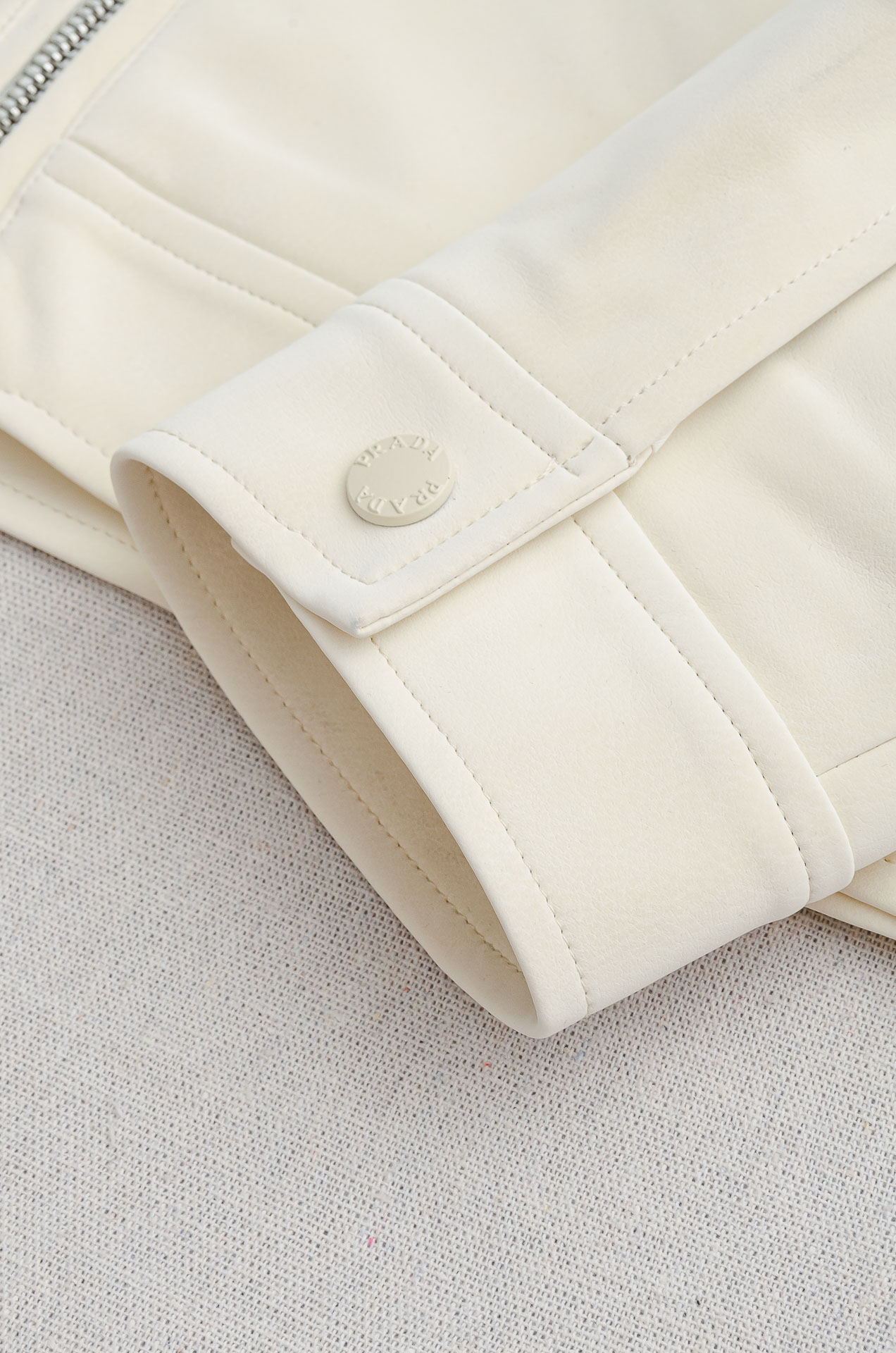 Prada普拉达 4️⃣ 25FW/翻领皮质夹克外套#仿鹿皮料质地柔软，好打理不易破，穿着舒适不易变形，