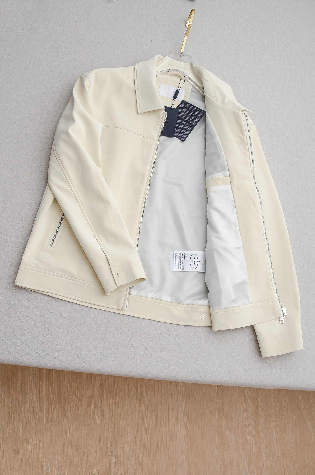 Prada普拉达 4️⃣ 25FW/翻领皮质夹克外套#仿鹿皮料质地柔软，好打理不易破，穿着舒适不易变形，