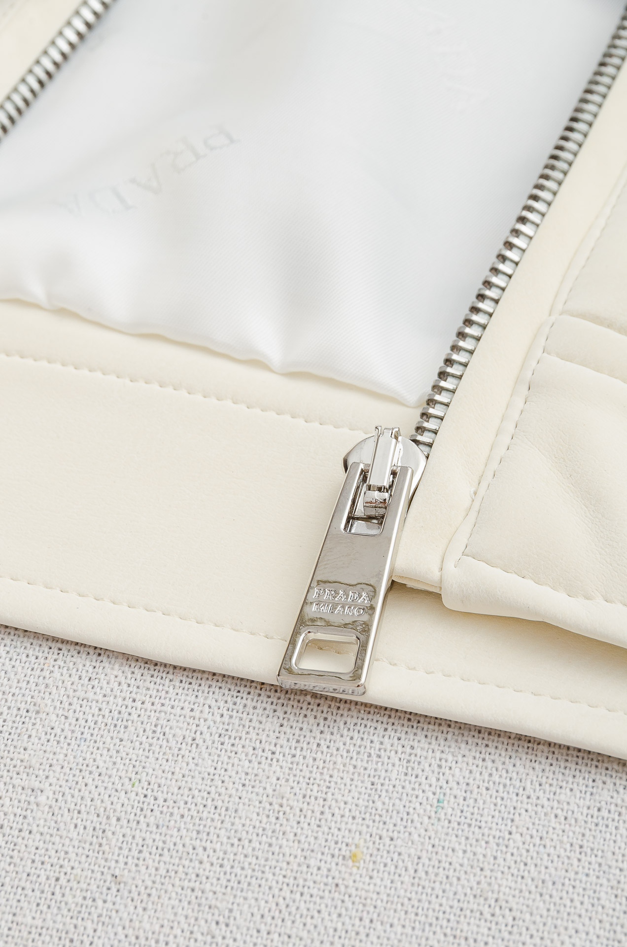 Prada普拉达 4️⃣ 25FW/翻领皮质夹克外套#仿鹿皮料质地柔软，好打理不易破，穿着舒适不易变形，