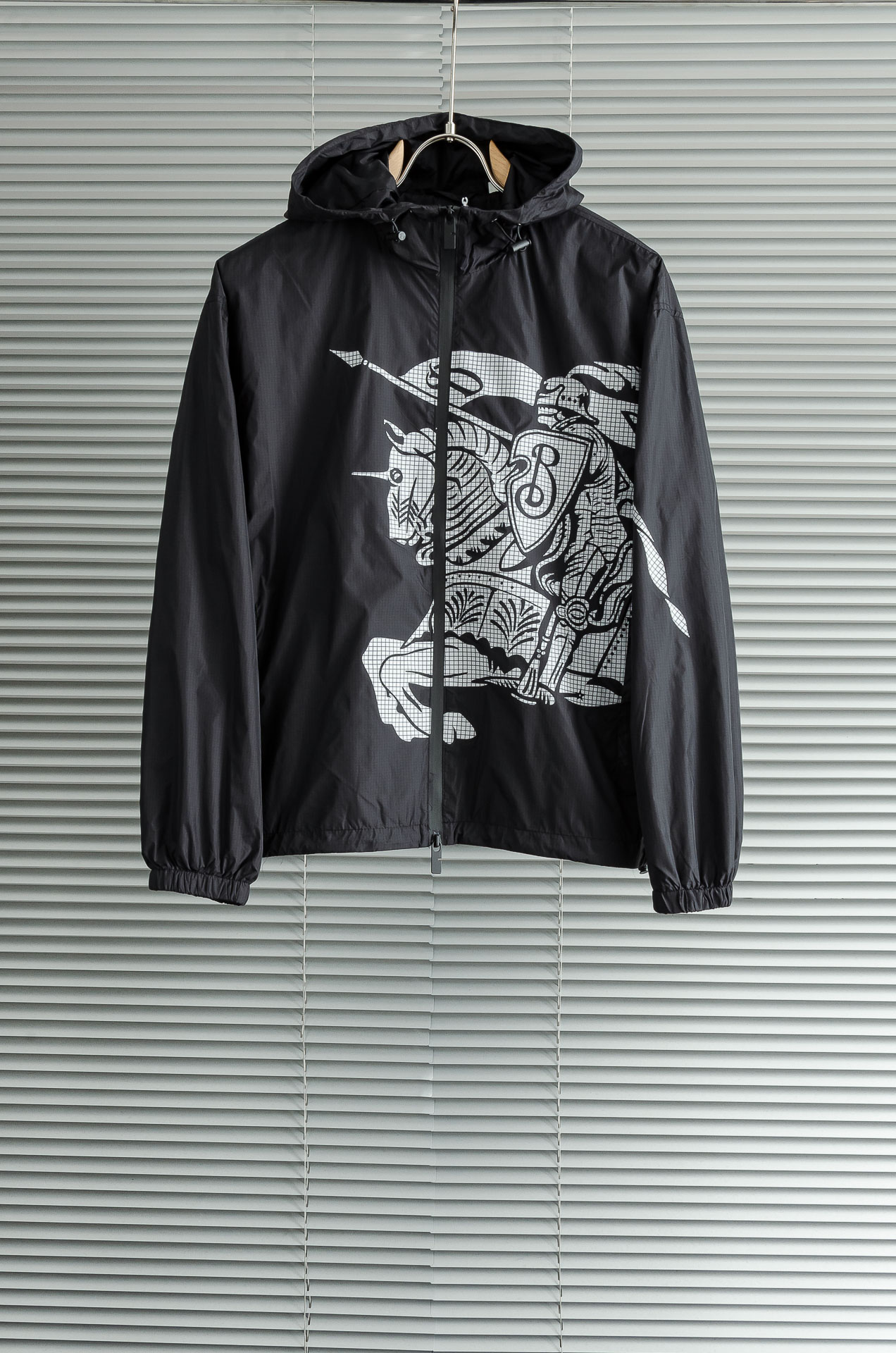 NO:504220,New# Burbe#* rry 3 25FW high-end nylon jacket hooded jacket, made of Italian worsted pleated nylon fabric, with a loose fit. Incorporating the Equestrian Knight Logo (EKD) concept pays tribute to the brand to provide innovation for adventure pioneers. – Two-way zipper closure – Drawstring hood and hem – Side zipper pockets – Elastic cuffs – Not only will you block the sun in hot summer!  It will not allow ultraviolet rays to tan your skin, and it will be more perfect, breathable and quick-drying!  It can also protect against rain and wind in winter so that you are not afraid of traveling!  Each place is very unique, sun protection, windproof, lightweight, extreme quality and gorgeous details!  !  The upper body naturally has the kind of generous and simple beauty. Size S-XXL, burberry, jackets & coats, jackets & coats, hats, alexander wang19860909New# Burbe#* rry 3 25FW 高版本尼龙夹克连帽外套,选用意大利精纺褶饰尼龙面料打造,呈现宽松版型.融入马术骑士徽标（EKD）理念致敬品牌为探险先驱提供创新. – 双向拉链开合 – 抽绳式连帽与衣摆 – 侧边拉链口袋 – 弹性袖口 – 在炎热夏天不仅能为你阻挡太阳！不让紫外线晒黑皮肤、更能完美透气速干！冬天也能防雨防风让你无惧出行！每一处都是非常独特的,防晒,防风,轻便,品质极端,细节华丽！！上身自然而然的具备那种大方简约之美 尺码S-XXL,,burberry,jackets & coats,jackets & coats,hats,alexander wang,Men's clothing