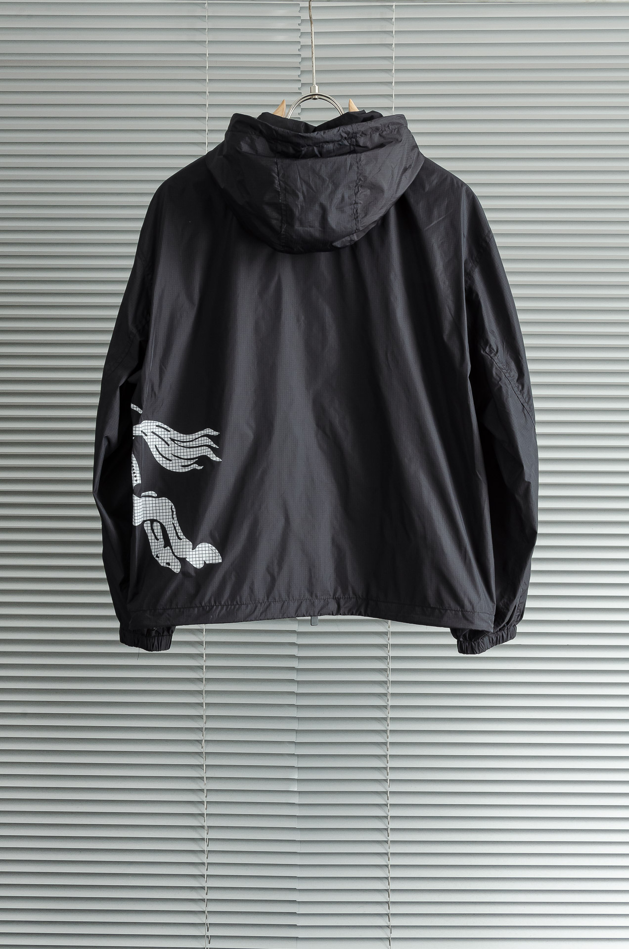 Burbe#* rry 3️⃣ 25FW 高版本尼龙夹克连帽外套，选用意大利精纺褶饰尼龙面料打造，呈现宽