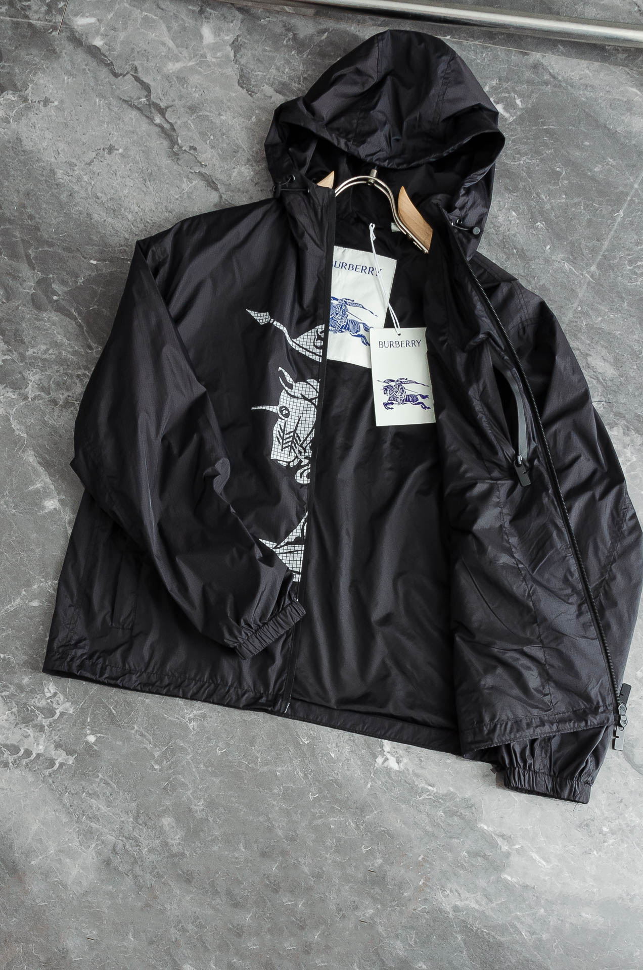 Burbe#* rry 3️⃣ 25FW 高版本尼龙夹克连帽外套，选用意大利精纺褶饰尼龙面料打造，呈现宽