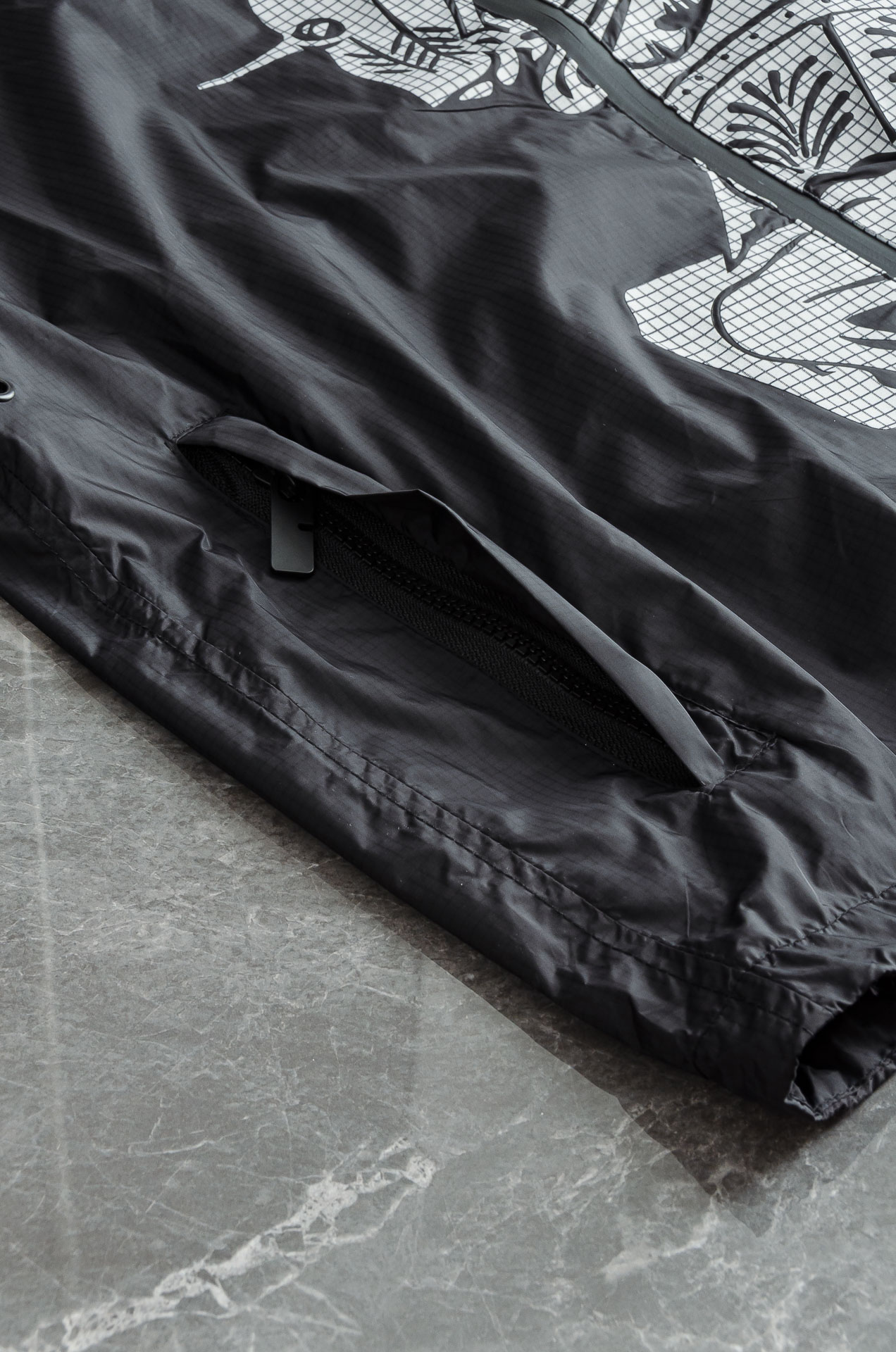 Burbe#* rry 3️⃣ 25FW 高版本尼龙夹克连帽外套，选用意大利精纺褶饰尼龙面料打造，呈现宽