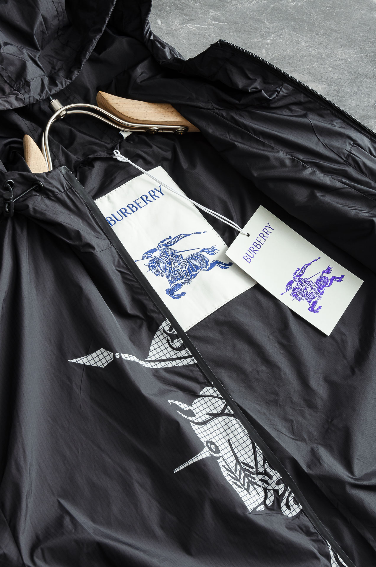 Burbe#* rry 3️⃣ 25FW 高版本尼龙夹克连帽外套，选用意大利精纺褶饰尼龙面料打造，呈现宽