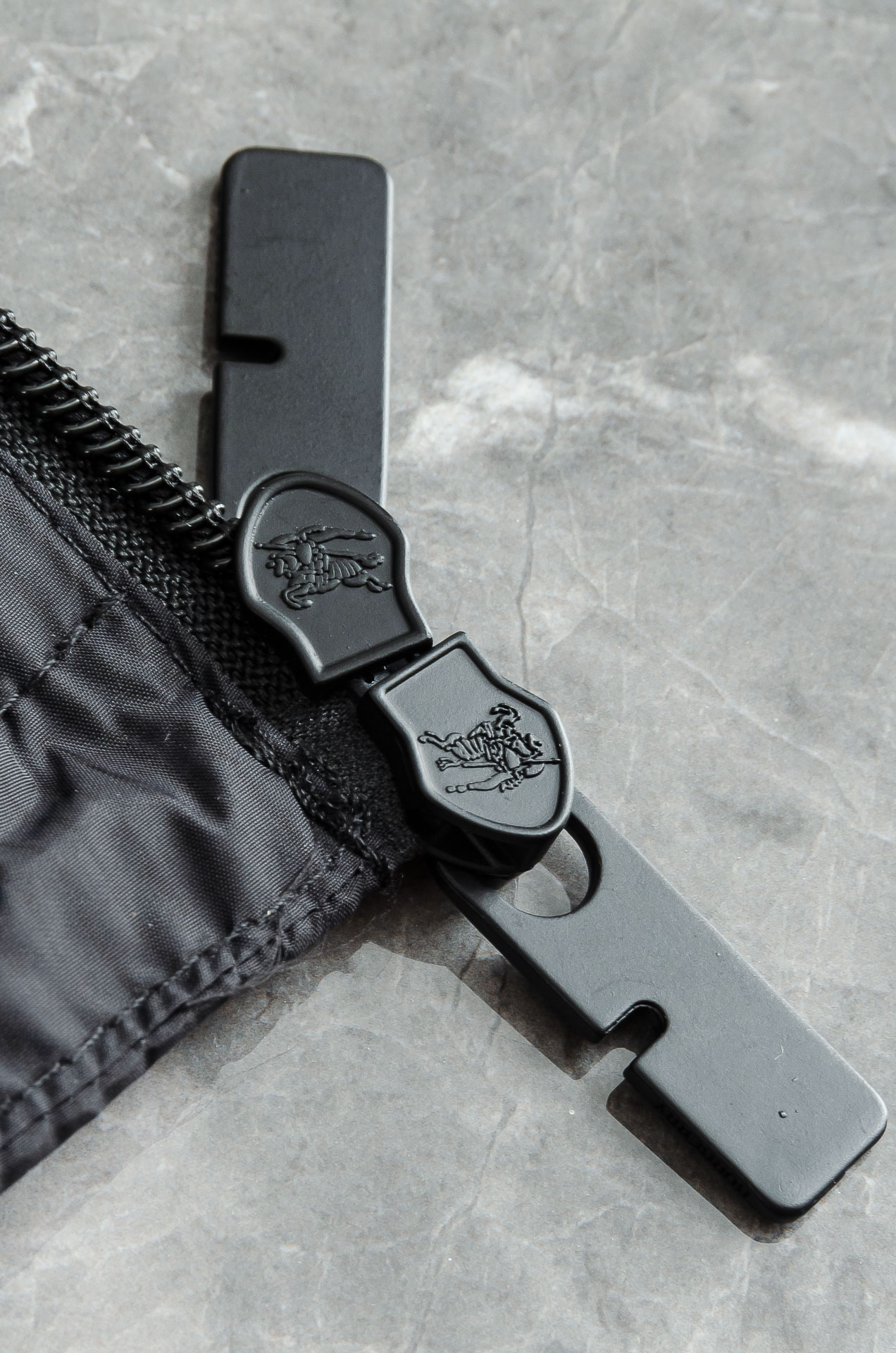 Burbe#* rry 3️⃣ 25FW 高版本尼龙夹克连帽外套，选用意大利精纺褶饰尼龙面料打造，呈现宽