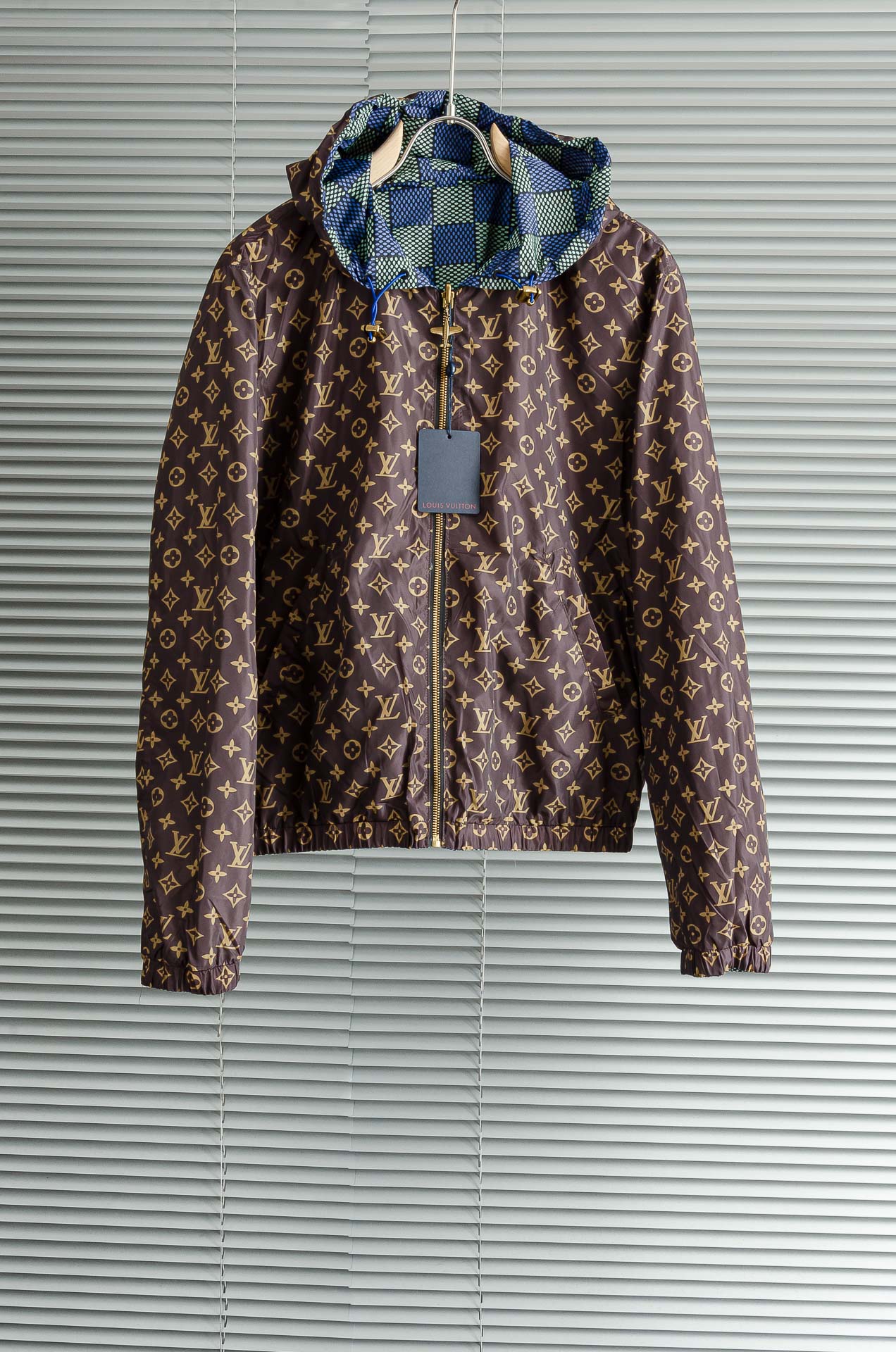 NO:504225,New# LV 2 25FW fashion lightweight double-sided jacquard jacket #25FW new product, star-level hit!  The body uses the collection logo Marque L. Vuitton Déposée and classic chessboard pattern elements, perfectly mixed and shaped, with a distinctive recognition, a profound fashion charm, and also a soul-like display!  The overall shape is designed with a double-sided combination. On the one hand, it uses classic checkerboard elements, a very recognizable woven pattern, a strong retro and fashionable tone, and on the other hand, it is an iconic signature presbyterian element. Both pattern designs highlight the brand identity and are a soul-like embellishment!  The details are exquisite and exquisite, and the auxiliary materials are exclusively customized. The unique bronze zipper is very important. The fashionable hooded design is full of upper body shapes and is a jacket that can easily highlight the temperament and taste. The fashionable styling design provides strong shaping. It is both urban business commuting and leisure, and can easily control various body shapes, which meet the needs of the transition season!  Size S-XXL, louis vuitton, jackets & coats, jackets & coats, hats, alexander wang19860909New# LV 2 25FW时装款轻便双面提花夹克外套#25FW新品,明星级爆款！衣身运用了典藏标识Marque L. Vuitton Déposée及经典棋盘格图案元素,完美混搭融合塑造,辨识度颇为鲜明,颇具深厚的时装韵味,同时亦属于灵魂式的彰显！ 整体采用造型采用双面组合设计,一面运用了经典棋盘格元素,非常具有辨识度的色织图案,颇浓浓的复古时髦腔调,一面为标志性招牌老花元素,两面图案设计皆彰显了品牌身份,属于灵魂式的点缀！ 细节精湛考究,辅料皆为专属定制,个性十足的古铜拉链非常加分,时尚连帽的设计,上身型款十足,极易凸显气质品味的一款夹克,时髦造型设计提供了极强的塑造性,都市商务通勤与休闲兼备,轻松驾驭各种身型,符合穿搭符合过渡季的需求单品！ 尺码S-XXL,,louis vuitton,jackets & coats,jackets & coats,hats,alexander wang,Men's clothing