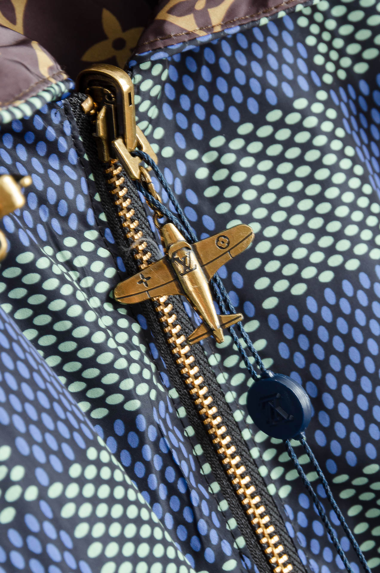 LV 2️⃣ 25FW时装款轻便双面提花夹克外套#25FW新品，明星级爆款！衣身运用了典藏标识Marqu