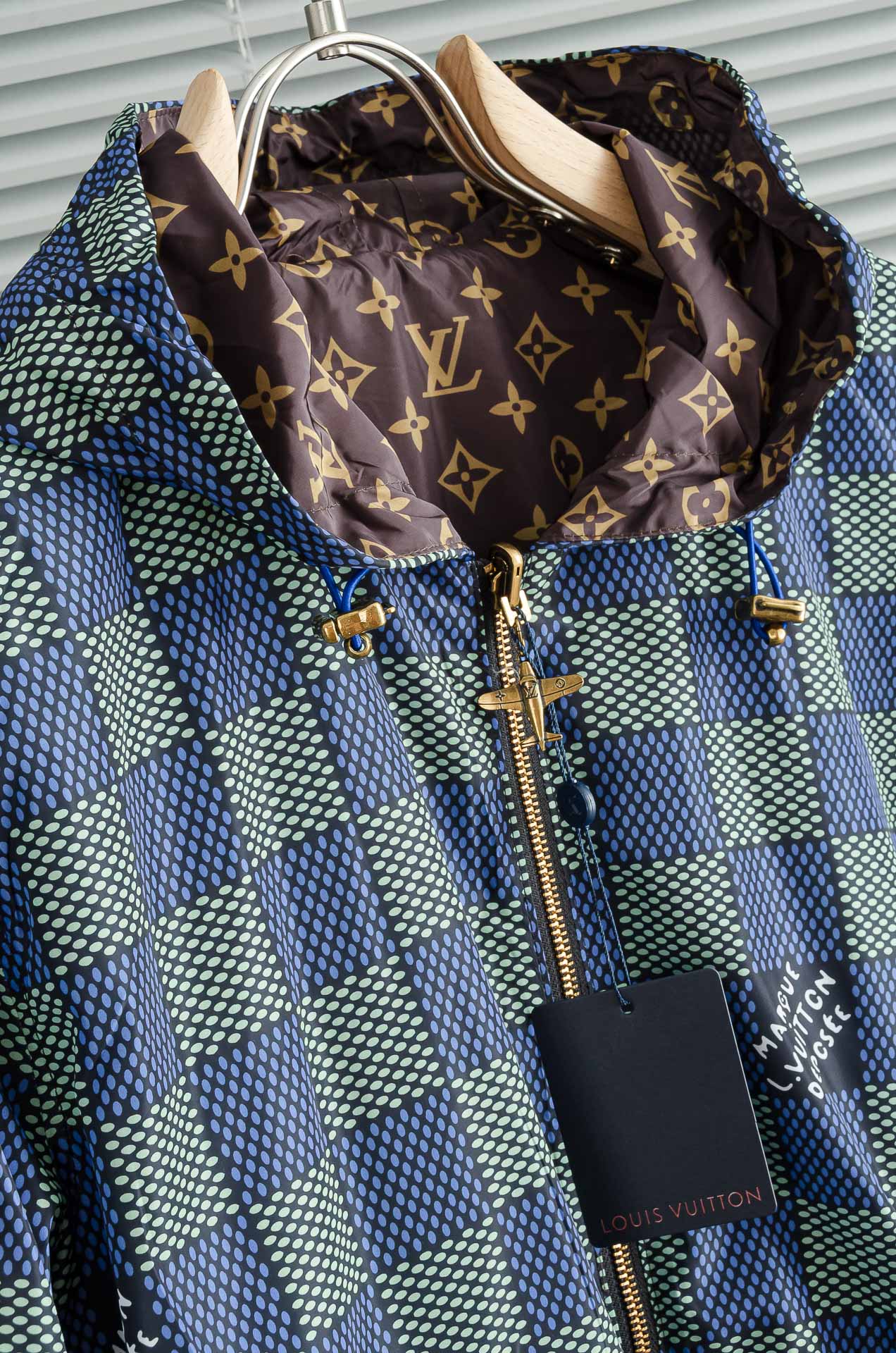 LV 2️⃣ 25FW时装款轻便双面提花夹克外套#25FW新品，明星级爆款！衣身运用了典藏标识Marqu