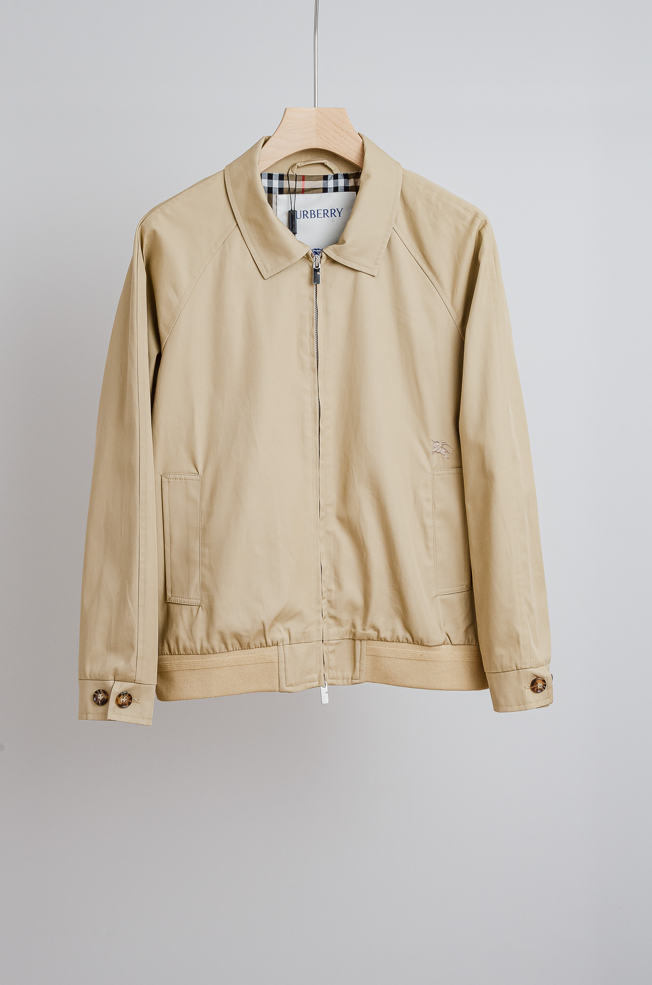 NO:907700,The latest product of 325FW in autumn and winter, cotton BUR top quality, the original raw material cotton mill is specially made of long-staple worsted cotton blended twill material. The inner side is made of Burberry classic dotted cotton fabric, showing a regular fit, B family men's fashion style hunting style functional business casual jacket #Pure blood quality, super heavy luxury product, collection and appreciation grade, low-key and luxurious, elegant and noble!  The heavyweight high-density worsted yarn has first-class fabric properties. It has excellent windproof and rainproof properties, and has strong stain resistance and abrasion resistance. It has a strong texture, superior stiffness, and strong wrinkle resistance. The lining pattern embellishment is a perfect family inheritance, quite elegant and fashionable!  The color is light and versatile, the style is both solemn and harmonious, and it is highly practical and wearable. It is the first choice for urban elite men. It can be perfectly controlled in business commuting, official and legal affairs, casual and fashionable outings and other occasions. It has both elegance and style!  It is a must-have equipment for quality control, product condition control and fabric control!  Size M-3XL,,burberry,jackets & coats,jackets & coats,19860909325FW秋冬最新出品 棉质BUR王牌尖货, 原厂原料棉纺厂特供长绒精纺棉质混纺斜纹材质打造.内侧为 Burberry 经典点格纹棉质面料,呈现常规版型,B家族男士时装款猎装风功能性商务休闲夹克外套#纯正血统品质,超重磅高奢产物,珍藏品鉴级,低调且奢华,优雅且高贵！ 重磅高密度纱线精纺,面料属性一流,具备优越的防风防雨特质,且具备较强的抗污性及耐磨性,质感极为强烈,挺括性优越,抗皱性极强,内衬图案点缀属于完美式家族式传承,颇为优雅且时髦！ 配色轻熟万能百搭,亦庄亦谐的风格,实穿性极强,都市精英男士首选,商务通勤、公务律政、出街休闲潮搭等场合皆可完美驾驭,优雅与风度兼备！对于品质控和品相控及面料控必入装备！ 码数M-3XL,,burberry,jackets & coats,jackets & coats,,Men's clothing