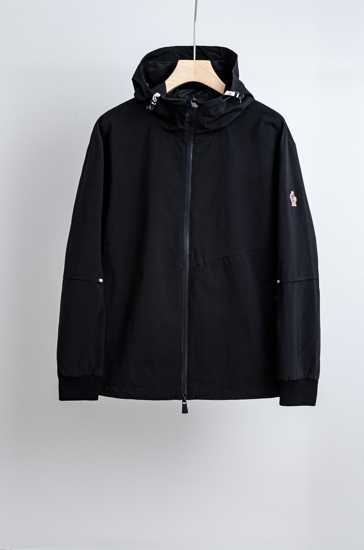 NO:520181,MONC* LER*. The latest autumn and winter new product of 2025FW, hooded waterproof jacket # is available on the official website at the same time!  The outer layer of this jacket is super soft polyester fiber windproof and waterproof, and has both function and fashion. It is fashionable and beautiful, with better windproof effect, and more comfortable and comfortable movement. After a lot of choices, the fabric with polyester fiber is smooth and delicate and waterproof, showing a fine texture and shimmer feeling, which is very soft and smooth and drooping. The fabric is firm and solid, with strong wrinkle resistance. The selected new fabric is environmentally friendly and sustainable. All are made of high-density fabrics, with delicate and soft feel, and the upper body is wide and stylish, with invincible texture, excellent skin-friendly, and the texture is high-end and gorgeous!  It is stylish and fashionable, with a wide style, and can be easily controlled by people of different figures. It is not picky about people wearing it. It is simply the dream clothes of every man!  The neat and capable tailoring and soft fabrics are combined with hardness and softness to create a natural sense of high-end, and still retain the sexy style under the ease!  The simple and capable design is elegant and elegant, and the neat tailoring techniques make the shape behind the upper body fit and the outline is upright and tough. Our pockets are designed and thought-provoked. The angle of the quilting line and the curve of the line are all professionally designed, and every stroke and every painting has its meaning. The designer and craftsman's ingenious colors match the charming colors, and enjoy comfort in the fashionable, elegant and handsome manner!  People with high elegance and classic tastes in the upper body!  The fabric is full in color, reliable and resistant to washing. The upper body is warm and easy to lock and keep warm all the time. It is definitely the best choice for people with taste. [Size] M-XXXL, Moncler, jackets & coats, jackets & coats, hats, alexander wang19860909MONC* LER*.蒙口2025FW最新秋冬新品,连帽防水夹克外套#同步官网发售！该款夹克外层超柔聚酯纤维防风防水,功能与时尚型兼具.时尚美观,防风效果更好,活动更加舒适自如. 千挑万选之后的优质选材,聚酯纤维成分的织物布面光洁细腻而且防水,呈现出细密的肌理和微光感,非常柔软适顺滑有垂感,面料牢固结实,抗皱性强,挑选的新型面料环保可持续性使用.均为高密度织物制造而成,手感细腻柔软,穿着上身挺阔有型,质感无敌,亲肤性绝佳,肌理纹路透着高级和华丽感！有型又时尚,版型宽阔款式,对于不同身形的人来说都是可以轻松驾驭的,不挑人穿,简直就是每位男士的梦中情衣！ 利落干练的剪裁搭配柔软细腻的面料,刚柔并济迸发出自然的高级感,在潇洒之下依然保留性感风格！简单干练的设计,富有气质又不失儒雅,加上利落的剪裁手法,使得上身后的版型合体服帖,轮廓挺拔硬朗.而我们的口袋是经过设计的经得住推敲的艺术品,绗线的角度,走线的弧度都是经过专业的设计,每一笔每一画都有他的意义. 设计师与工艺师巧夺天工的颜色默契搭配,在时尚潇洒帅气之下又尽享舒适！穿着上身,即刻拥有高雅和经典品位的人士！面料色泽饱满,牢靠耐水洗.上身即锁温轻松洒脱时刻保暖.绝对是品位人士的不二之选.【尺码】M-XXXL,,Moncler,jackets & coats,jackets & coats,hats,alexander wang,Men's clothing