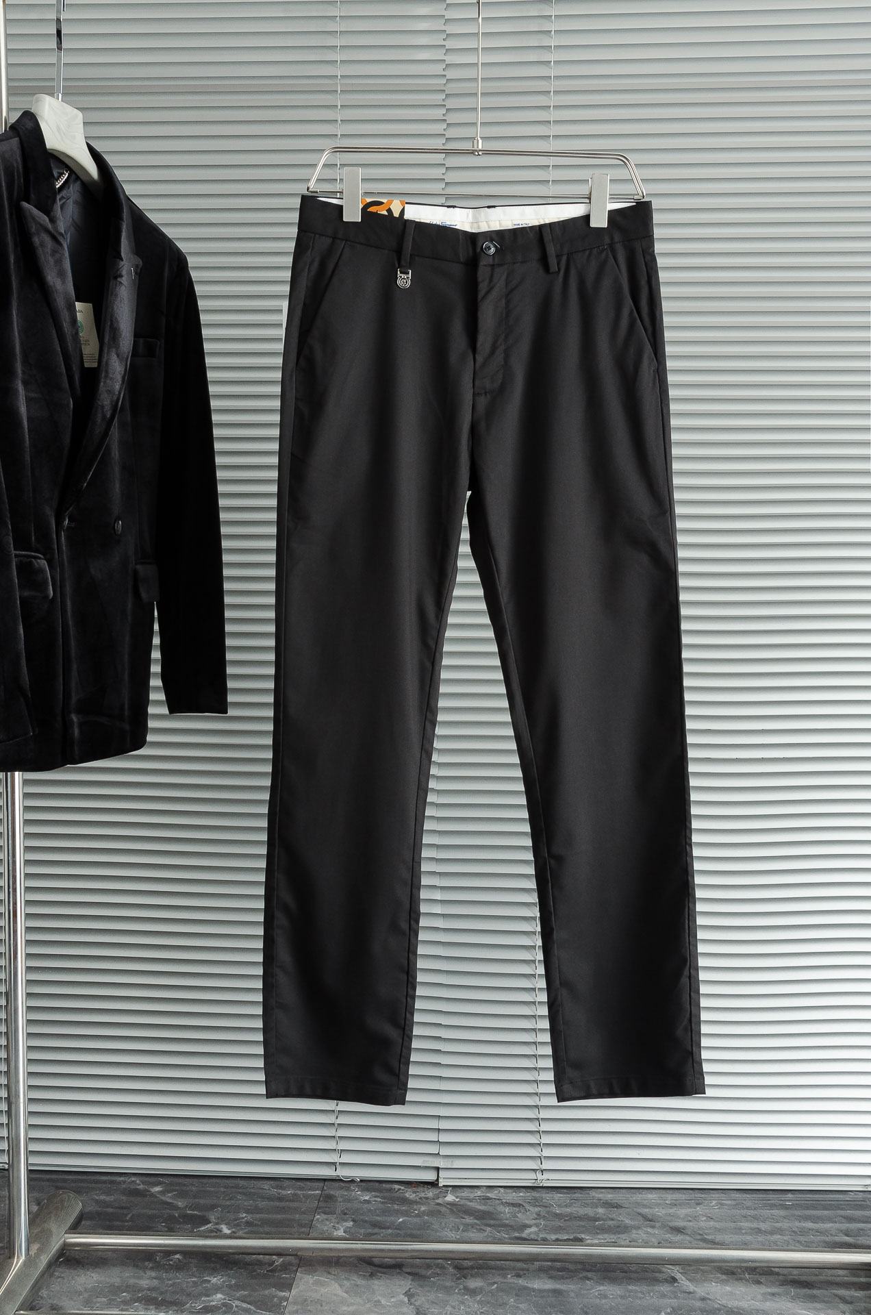 NO:504217,New# Ferragamo 25ss light luxury fashion custom casual trousers, simple and capable style, exquisite and excellent quality men's clothing, the design points and comfort of each style can be balanced. The main items on the official website that have just been launched are also so simple and generous, versatile and capable. Those who are familiar with his brand know that the quality is always firmly grasped!  As a business and casual versatile item with excellent temperament, the straight and crisp style is more suitable for more people to wear, and the feel is more soft and delicate and comfortable with pure cotton texture. The overall feeling is still very clean this time. There are basically not many cumbersome and exaggerated designs that focus on minimalist style. In terms of details, the brand's own unique LOGO image embellishment is indeed added. All the hardware buttons are made of exclusive custom high-quality metal buttons. The unique style shows the extraordinary style and light luxury aura, and is evenly distributed on the waist placket. The strong charm of mature men is perfectly reflected in this!  The classic straight-tube style cut will be handy no matter what style you want to wear. The crisp style and classic colors have both the elegant temperament of business and the elegant feeling of casual fashion. There is really no need to say anything. Get one quickly, and it will definitely make you feel worth the money!  !  Size 30-38, ferragamo, alexander wang19860909New#  菲拉格慕 25ss轻奢时尚定制休闲西裤,简洁干练的风格,精致卓越的品质男装,每款的设计点跟舒适度都能做到平衡,刚刚上线的这款官网主打单品亦是如此简洁大方,百搭又干练,熟悉他家品牌的都知道,品质感这块都是拿捏的死死的！ 作为一款气质绝佳的商务休闲百搭单品,直筒挺括的版型更加适合更多人穿着,手感上更偏向于纯棉质地的柔软细腻服帖,设计上这次整体感觉还是很干净的,基本上没有太多繁琐浮夸的设计主打极简风格,在细节方面确实做了品牌自家独特的LOGO形象点缀加持,五金纽扣全部都是做了独家定制的高品质金属扣,独特风格彰显不凡的格调与轻奢的气场,均匀的分布在腰间门襟,那种浓浓的成熟男人的魅力就在这其中完美体现出来！经典的直筒版型裁剪,无论你想作为何种风格的穿搭都会得心应手,挺括的版型外加经典的颜色,既有商务的儒雅气质,也有休闲时装的优雅感,真的无需多言,赶紧入手一件吧,绝对会让你感到物超所值！！ 尺码30-38,,ferragamo,alexander wang,Men's clothing