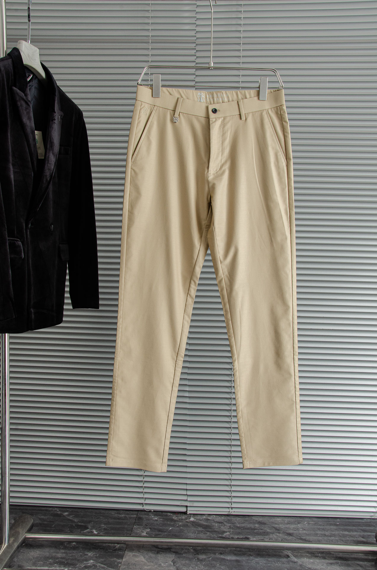 NO:504260,New# BC 25ss light luxury fashion custom casual trousers, simple and capable style, exquisite and excellent quality men's clothing, the design points and comfort of each style can be balanced. The main items on the official website that have just been launched are also so simple and generous, versatile and capable. Those who are familiar with his brand know that the sense of quality is tightly grasped!  As a business and casual versatile item with excellent temperament, the straight and crisp style is more suitable for more people to wear, and the feel is more soft and delicate and comfortable with pure cotton texture. The overall feeling is still very clean this time. There are basically not many cumbersome and exaggerated designs that focus on minimalist style. In terms of details, the brand's own unique LOGO image embellishment is indeed added. All the hardware buttons are made of exclusive custom high-quality metal buttons. The unique style shows the extraordinary style and light luxury aura, and is evenly distributed on the waist placket. The strong charm of mature men is perfectly reflected in this!  The classic straight-tube style cut will be handy no matter what style you want to wear. The crisp style and classic colors have both the elegant temperament of business and the elegant feeling of casual fashion. There is really no need to say anything. Get one quickly, and it will definitely make you feel worth the money!  !  Size 30-38, alexander wang19860909New#  BC 25ss轻奢时尚定制休闲西裤,简洁干练的风格,精致卓越的品质男装,每款的设计点跟舒适度都能做到平衡,刚刚上线的这款官网主打单品亦是如此简洁大方,百搭又干练,熟悉他家品牌的都知道,品质感这块都是拿捏的死死的！ 作为一款气质绝佳的商务休闲百搭单品,直筒挺括的版型更加适合更多人穿着,手感上更偏向于纯棉质地的柔软细腻服帖,设计上这次整体感觉还是很干净的,基本上没有太多繁琐浮夸的设计主打极简风格,在细节方面确实做了品牌自家独特的LOGO形象点缀加持,五金纽扣全部都是做了独家定制的高品质金属扣,独特风格彰显不凡的格调与轻奢的气场,均匀的分布在腰间门襟,那种浓浓的成熟男人的魅力就在这其中完美体现出来！经典的直筒版型裁剪,无论你想作为何种风格的穿搭都会得心应手,挺括的版型外加经典的颜色,既有商务的儒雅气质,也有休闲时装的优雅感,真的无需多言,赶紧入手一件吧,绝对会让你感到物超所值！！ 尺码30-38,,alexander wang,Men's clothing