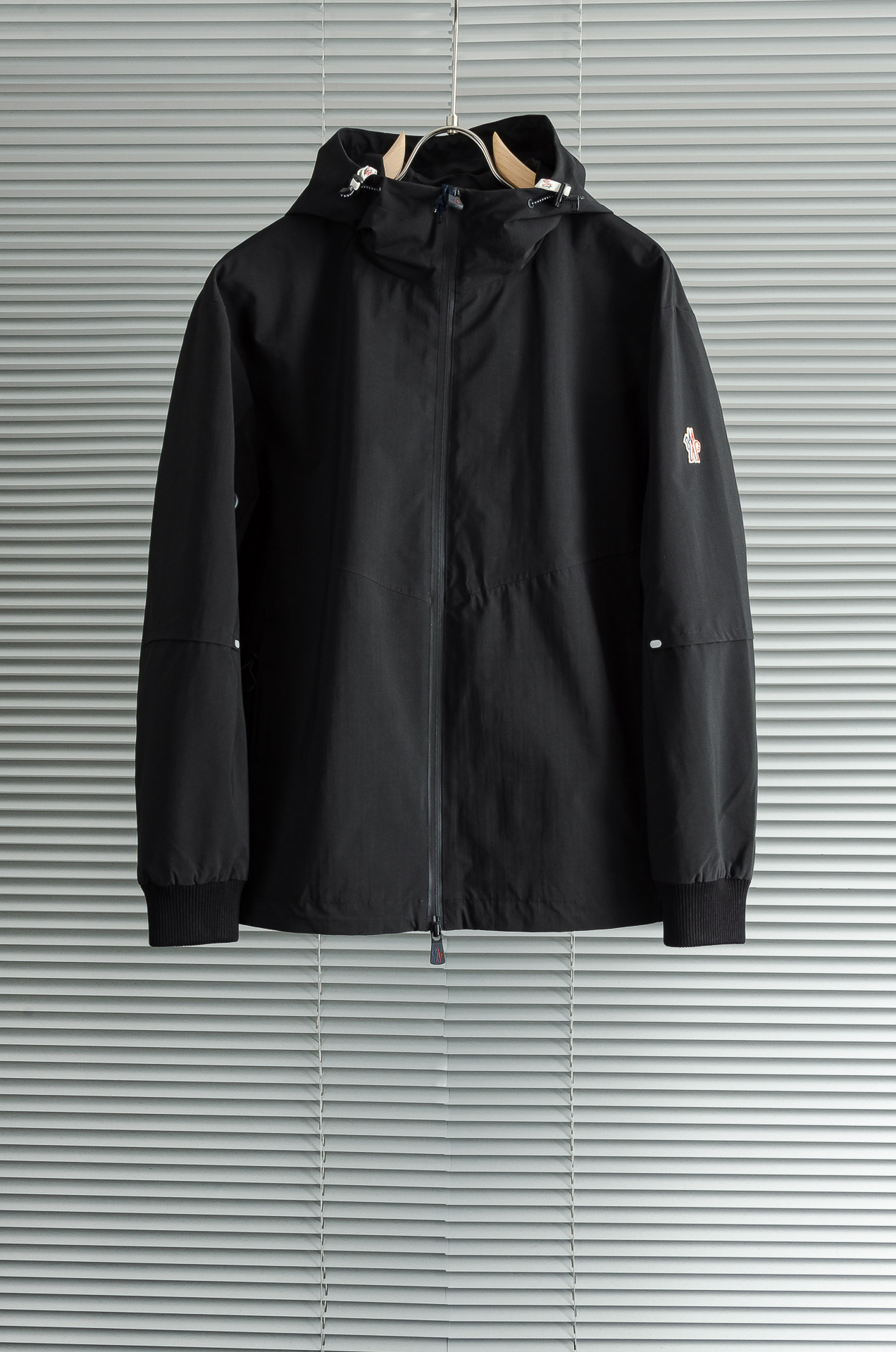 NO:504235,New# MONC* LER*. The latest autumn and winter new product of 2025FW, hooded waterproof jacket jacket # is released simultaneously on the official website!  The outer layer of this jacket is super soft polyester fiber windproof and waterproof, and has both function and fashion. It is fashionable and beautiful, with better windproof effect, and more comfortable and comfortable movement. After a lot of choices, the fabric with polyester fiber is smooth and delicate and waterproof, showing a fine texture and shimmer feeling, which is very soft and smooth and drooping. The fabric is firm and solid, with strong wrinkle resistance. The selected new fabric is environmentally friendly and sustainable. All are made of high-density fabrics, with delicate and soft feel, and the upper body is wide and stylish, with invincible texture, excellent skin-friendly, and the texture is high-end and gorgeous!  It is stylish and fashionable, with a wide style, and can be easily controlled by people of different figures. It is not picky about people wearing it. It is simply the dream clothes of every man!  The neat and capable tailoring and soft fabrics are combined with hardness and softness to create a natural sense of high quality, and still retain the sexy style under the ease!  The simple and capable design is elegant and elegant, and the neat tailoring techniques make the shape behind the upper body fit and the outline is upright and tough. Our pockets are designed and thought-provoked. The angle of the quilting line and the curve of the line are all professionally designed, and every stroke and every painting has its meaning. The designer and craftsman's ingenious colors match the charming colors, and enjoy comfort in the fashionable, elegant and handsome manner!  People with high elegance and classic tastes in the upper body!  The fabric is full in color, reliable and resistant to washing. The upper body is warm and easy to lock and keep warm all the time. It is definitely the best choice for people with taste. [Size] M-XXXL, Moncler, jackets & coats, jackets & coats, hats, alexander wang19860909New# MONC* LER*.蒙口2025FW最新秋冬新品,连帽防水夹克外套#同步官网发售！该款夹克外层超柔聚酯纤维防风防水,功能与时尚型兼具.时尚美观,防风效果更好,活动更加舒适自如. 千挑万选之后的优质选材,聚酯纤维成分的织物布面光洁细腻而且防水,呈现出细密的肌理和微光感,非常柔软适顺滑有垂感,面料牢固结实,抗皱性强,挑选的新型面料环保可持续性使用.均为高密度织物制造而成,手感细腻柔软,穿着上身挺阔有型,质感无敌,亲肤性绝佳,肌理纹路透着高级和华丽感！有型又时尚,版型宽阔款式,对于不同身形的人来说都是可以轻松驾驭的,不挑人穿,简直就是每位男士的梦中情衣！ 利落干练的剪裁搭配柔软细腻的面料,刚柔并济迸发出自然的高级感,在潇洒之下依然保留性感风格！简单干练的设计,富有气质又不失儒雅,加上利落的剪裁手法,使得上身后的版型合体服帖,轮廓挺拔硬朗.而我们的口袋是经过设计的经得住推敲的艺术品,绗线的角度,走线的弧度都是经过专业的设计,每一笔每一画都有他的意义. 设计师与工艺师巧夺天工的颜色默契搭配,在时尚潇洒帅气之下又尽享舒适！穿着上身,即刻拥有高雅和经典品位的人士！面料色泽饱满,牢靠耐水洗.上身即锁温轻松洒脱时刻保暖.绝对是品位人士的不二之选.【尺码】M-XXXL,,Moncler,jackets & coats,jackets & coats,hats,alexander wang,Men's clothing