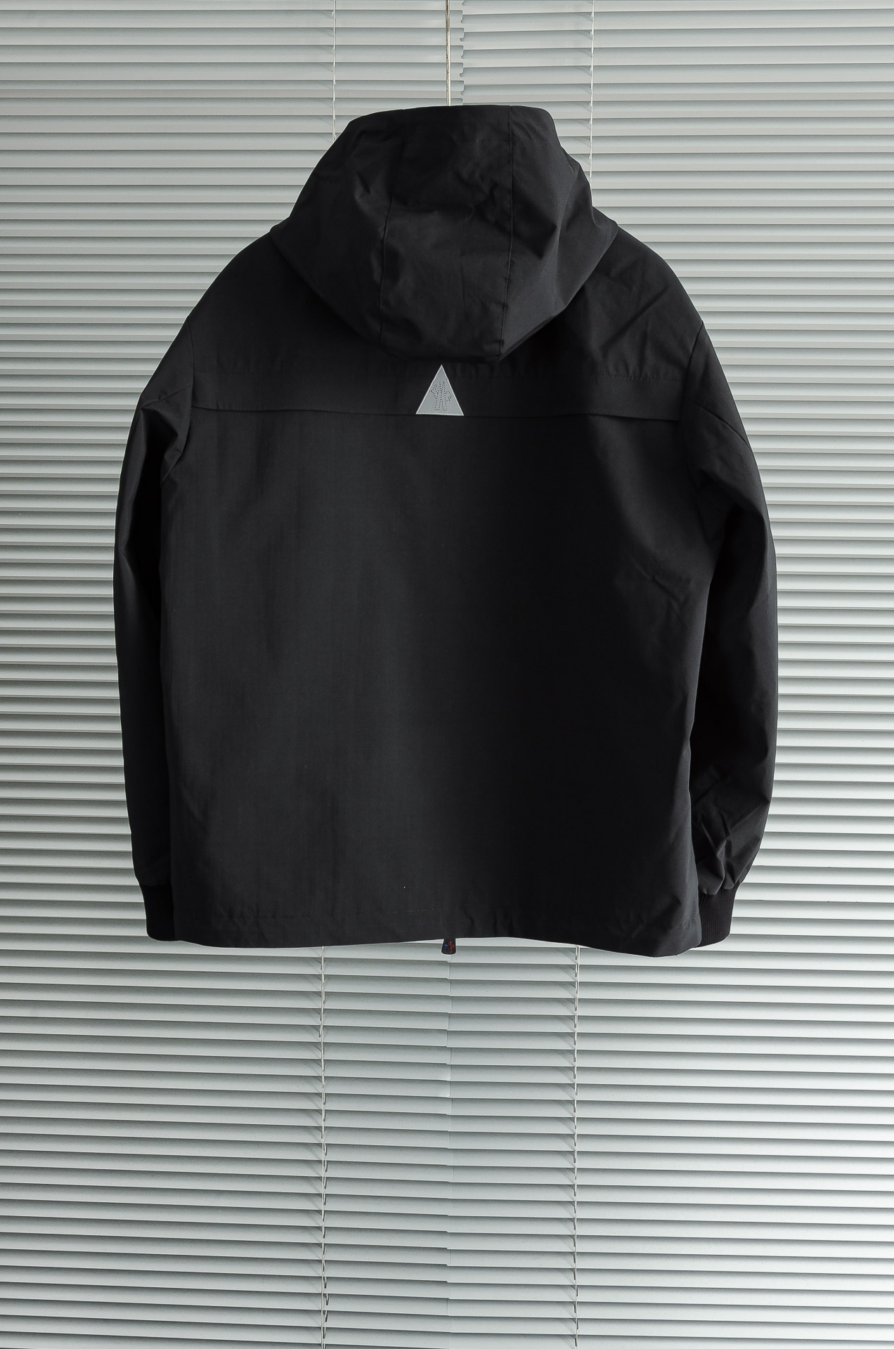 MONC* LER*.蒙口2025FW最新秋冬新品，连帽防水夹克外套#同步官网发售！该款夹克外层超柔聚酯