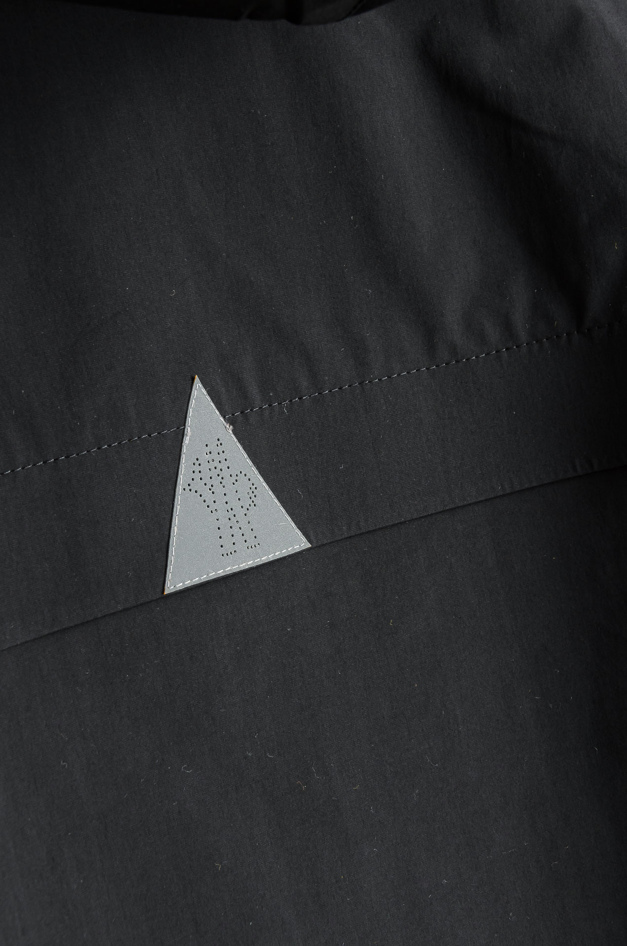 MONC* LER*.蒙口2025FW最新秋冬新品，连帽防水夹克外套#同步官网发售！该款夹克外层超柔聚酯