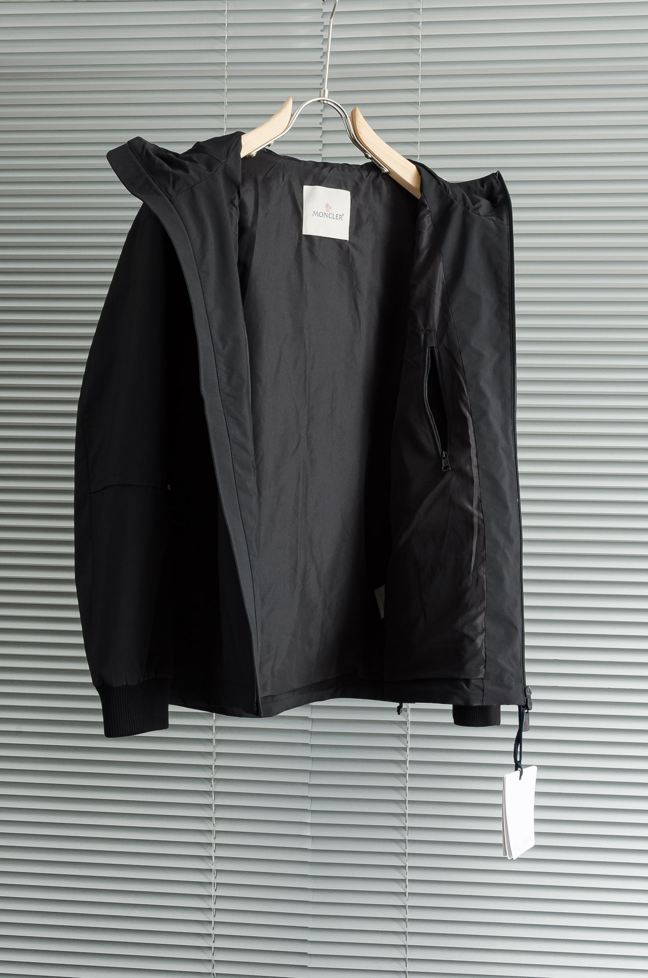 MONC* LER*.蒙口2025FW最新秋冬新品，连帽防水夹克外套#同步官网发售！该款夹克外层超柔聚酯