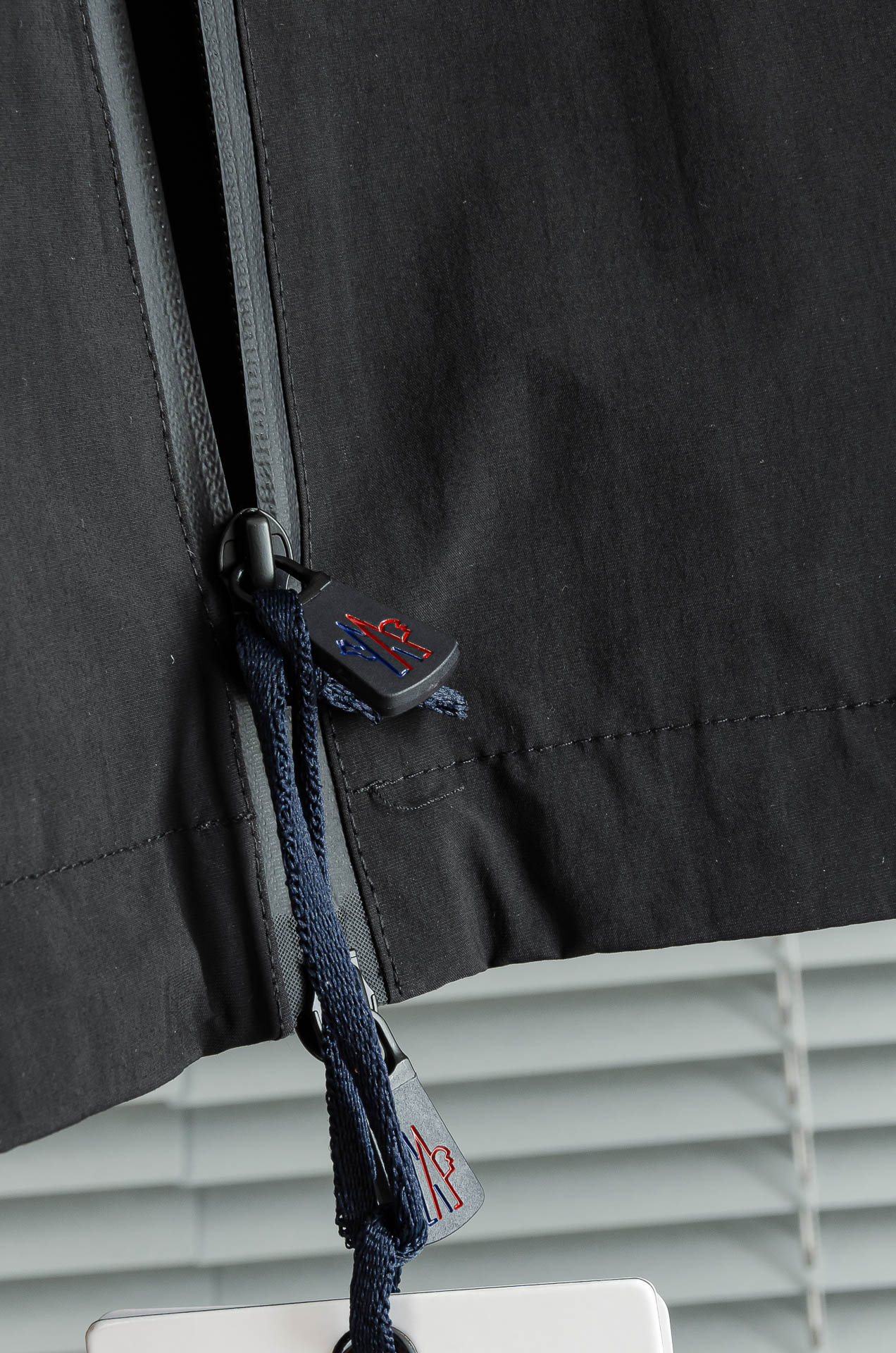 MONC* LER*.蒙口2025FW最新秋冬新品，连帽防水夹克外套#同步官网发售！该款夹克外层超柔聚酯