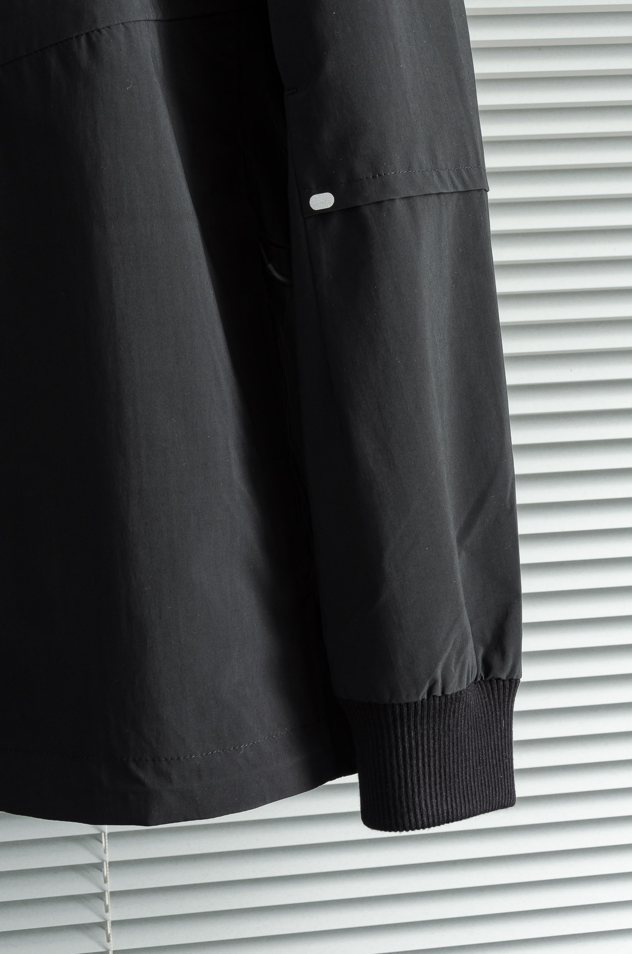 MONC* LER*.蒙口2025FW最新秋冬新品，连帽防水夹克外套#同步官网发售！该款夹克外层超柔聚酯