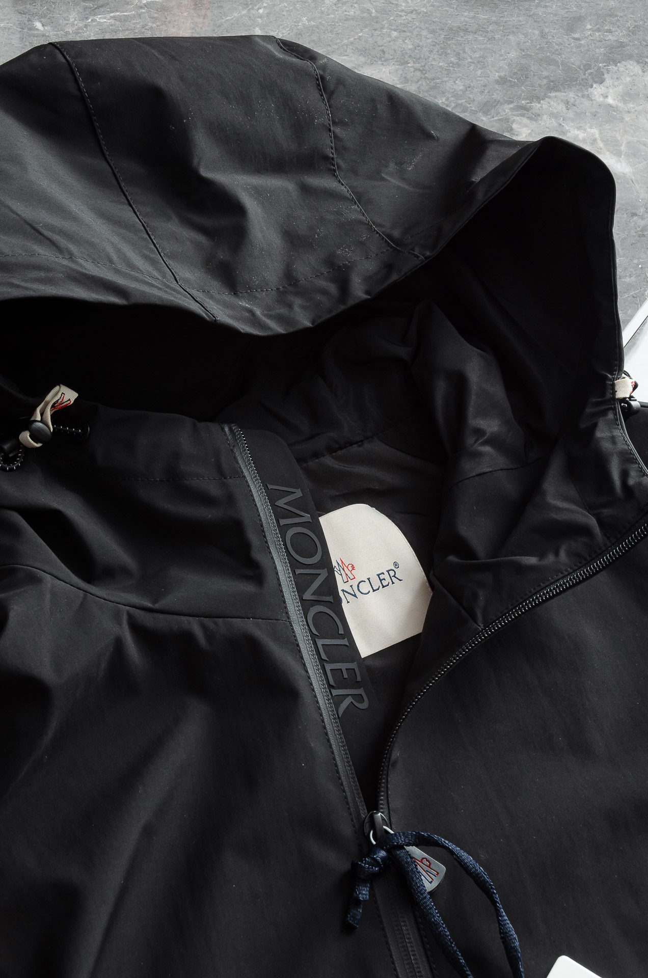 MONC* LER*.蒙口2025FW最新秋冬新品，连帽防水夹克外套#同步官网发售！该款夹克外层超柔聚酯