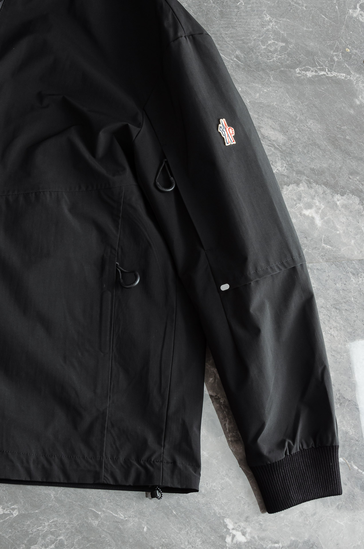 MONC* LER*.蒙口2025FW最新秋冬新品，连帽防水夹克外套#同步官网发售！该款夹克外层超柔聚酯