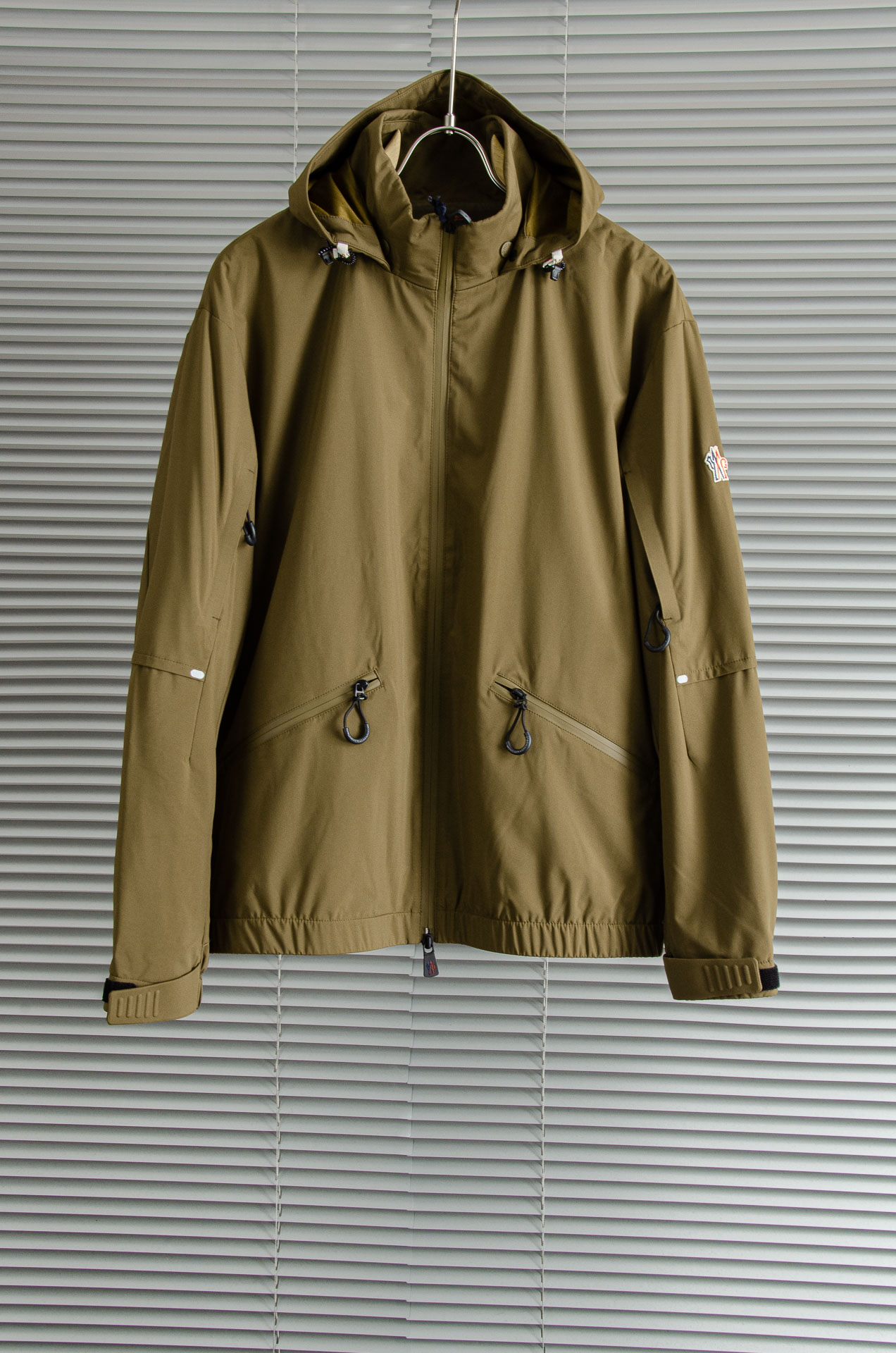 NO:504230,New# MONC* LER*. The latest autumn and winter new product of 2025FW, hooded waterproof jacket jacket # is released simultaneously on the official website!  The outer layer of this jacket is super soft polyester fiber windproof and waterproof, and has both function and fashion. It is fashionable and beautiful, with better windproof effect, and more comfortable and comfortable movement. After a lot of choices, the fabric with polyester fiber is smooth and delicate and waterproof, showing a fine texture and shimmer feeling, which is very soft and smooth and drooping. The fabric is firm and solid, with strong wrinkle resistance. The selected new fabric is environmentally friendly and sustainable. All are made of high-density fabrics, with delicate and soft feel, and the upper body is wide and stylish, with invincible texture, excellent skin-friendly, and the texture is high-end and gorgeous!  It is stylish and fashionable, with a wide style, and can be easily controlled by people of different figures. It is not picky about people wearing it. It is simply the dream clothes of every man!  The neat and capable tailoring and soft fabrics are combined with hardness and softness to create a natural sense of high-end, and still retain the sexy style under the ease!  The simple and capable design is elegant and elegant, and the neat tailoring techniques make the shape behind the upper body fit and the outline is upright and tough. Our pockets are designed and thought-provoked. The angle of the quilting line and the curve of the line are all professionally designed, and every stroke and every painting has its meaning. The designer and craftsman's ingenious colors match the charming colors, and enjoy comfort in the fashionable, elegant and handsome manner!  People with high elegance and classic tastes in the upper body!  The fabric is full in color, reliable and resistant to washing. The upper body is warm and easy to lock and keep warm all the time. It is definitely the best choice for people with taste. [Size] M-XXXL, Moncler, jackets & coats, jackets & coats, hats, alexander wang19860909New#  MONC* LER*.蒙口2025FW最新秋冬新品,连帽防水夹克外套#同步官网发售！该款夹克外层超柔聚酯纤维防风防水,功能与时尚型兼具.时尚美观,防风效果更好,活动更加舒适自如. 千挑万选之后的优质选材,聚酯纤维成分的织物布面光洁细腻而且防水,呈现出细密的肌理和微光感,非常柔软适顺滑有垂感,面料牢固结实,抗皱性强,挑选的新型面料环保可持续性使用.均为高密度织物制造而成,手感细腻柔软,穿着上身挺阔有型,质感无敌,亲肤性绝佳,肌理纹路透着高级和华丽感！有型又时尚,版型宽阔款式,对于不同身形的人来说都是可以轻松驾驭的,不挑人穿,简直就是每位男士的梦中情衣！ 利落干练的剪裁搭配柔软细腻的面料,刚柔并济迸发出自然的高级感,在潇洒之下依然保留性感风格！简单干练的设计,富有气质又不失儒雅,加上利落的剪裁手法,使得上身后的版型合体服帖,轮廓挺拔硬朗.而我们的口袋是经过设计的经得住推敲的艺术品,绗线的角度,走线的弧度都是经过专业的设计,每一笔每一画都有他的意义. 设计师与工艺师巧夺天工的颜色默契搭配,在时尚潇洒帅气之下又尽享舒适！穿着上身,即刻拥有高雅和经典品位的人士！面料色泽饱满,牢靠耐水洗.上身即锁温轻松洒脱时刻保暖.绝对是品位人士的不二之选.【尺码】M-XXXL,,Moncler,jackets & coats,jackets & coats,hats,alexander wang,Men's clothing