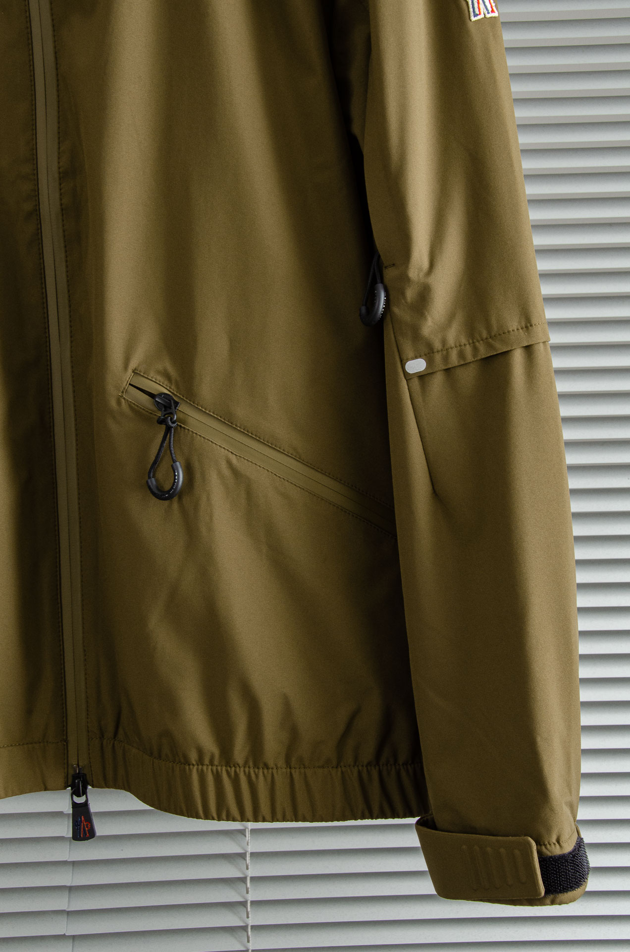 MONC* LER*.蒙口2025FW最新秋冬新品，连帽防水夹克外套#同步官网发售！该款夹克外层超柔聚酯