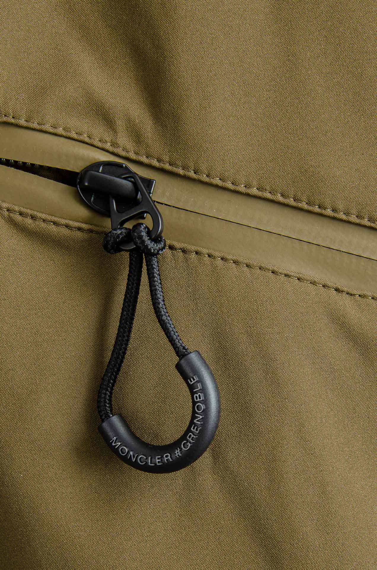 MONC* LER*.蒙口2025FW最新秋冬新品，连帽防水夹克外套#同步官网发售！该款夹克外层超柔聚酯