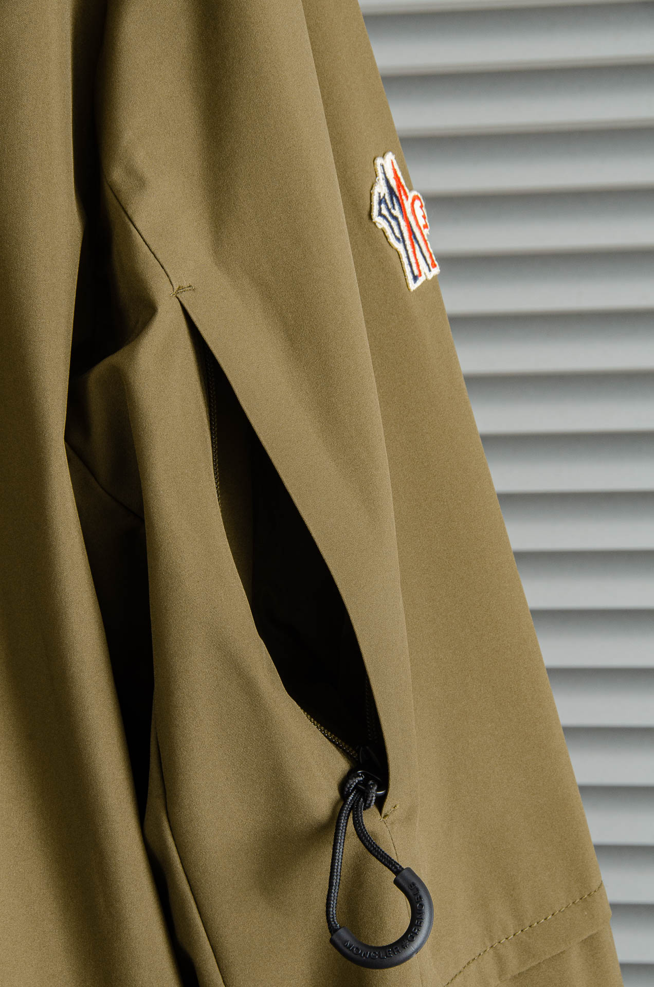 MONC* LER*.蒙口2025FW最新秋冬新品，连帽防水夹克外套#同步官网发售！该款夹克外层超柔聚酯