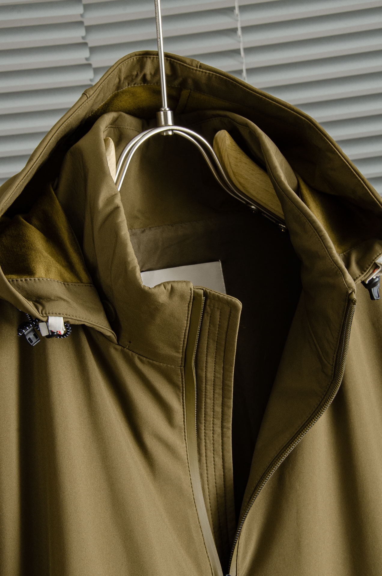 MONC* LER*.蒙口2025FW最新秋冬新品，连帽防水夹克外套#同步官网发售！该款夹克外层超柔聚酯