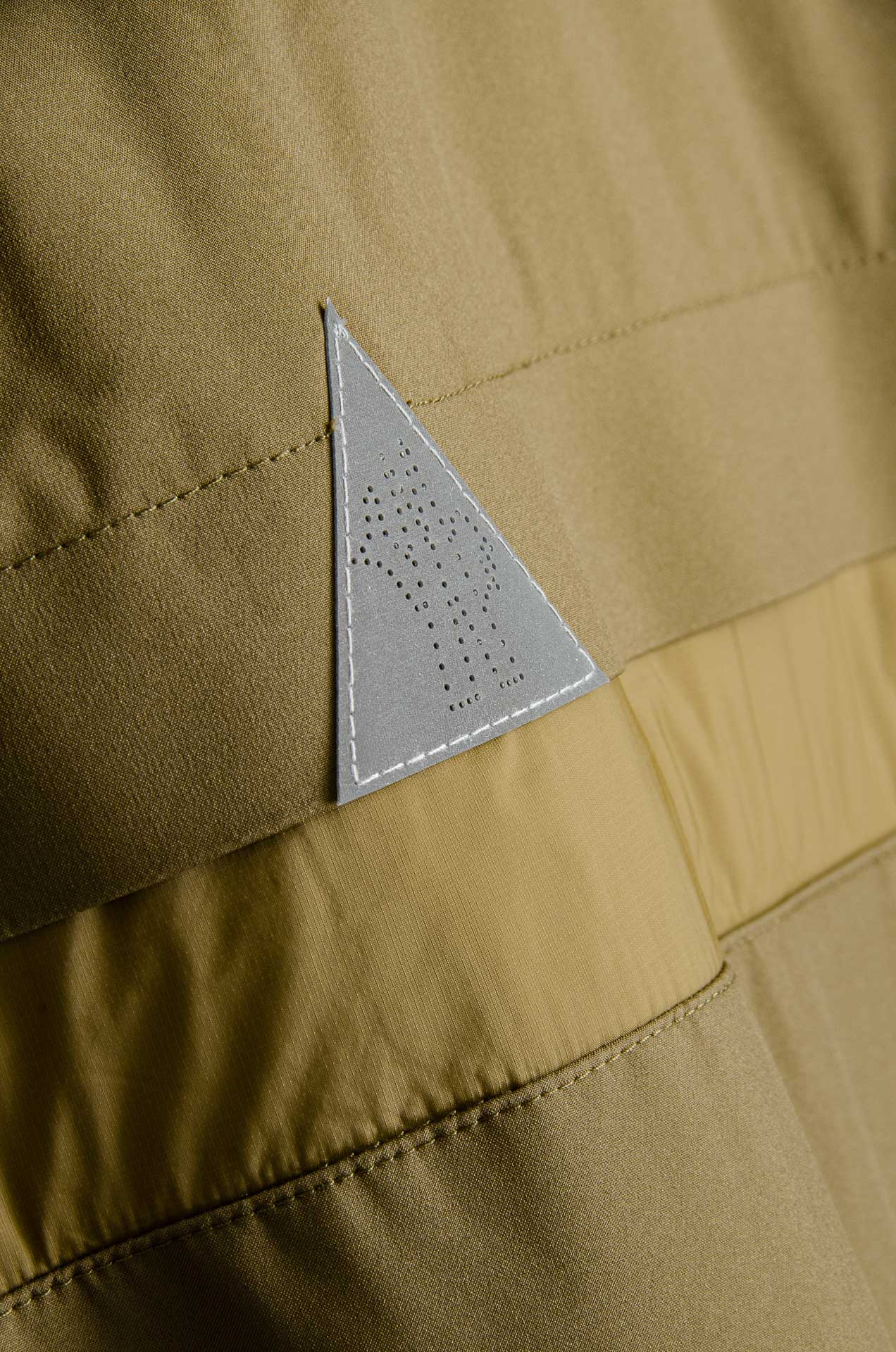 MONC* LER*.蒙口2025FW最新秋冬新品，连帽防水夹克外套#同步官网发售！该款夹克外层超柔聚酯