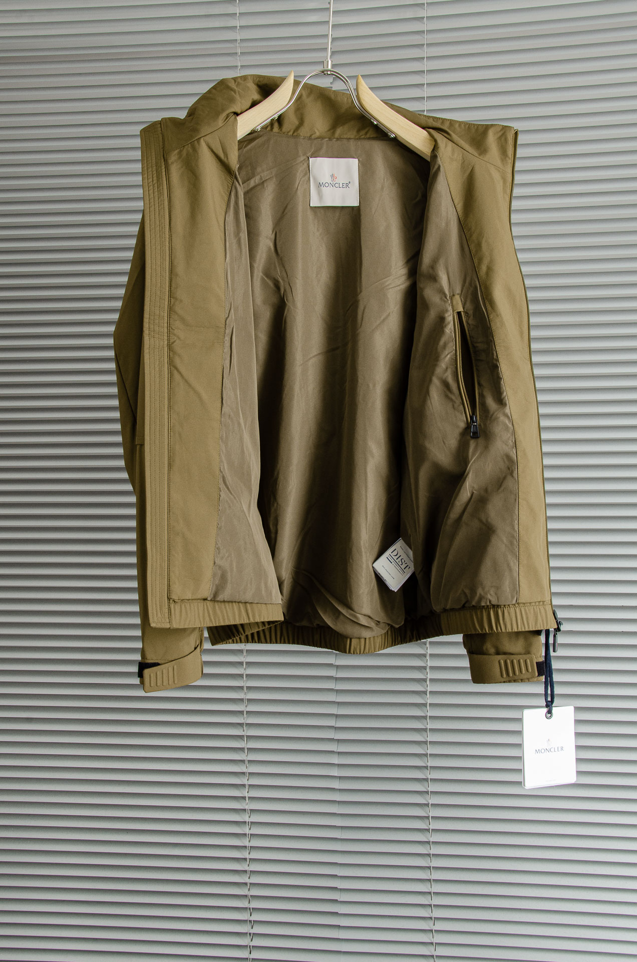 MONC* LER*.蒙口2025FW最新秋冬新品，连帽防水夹克外套#同步官网发售！该款夹克外层超柔聚酯