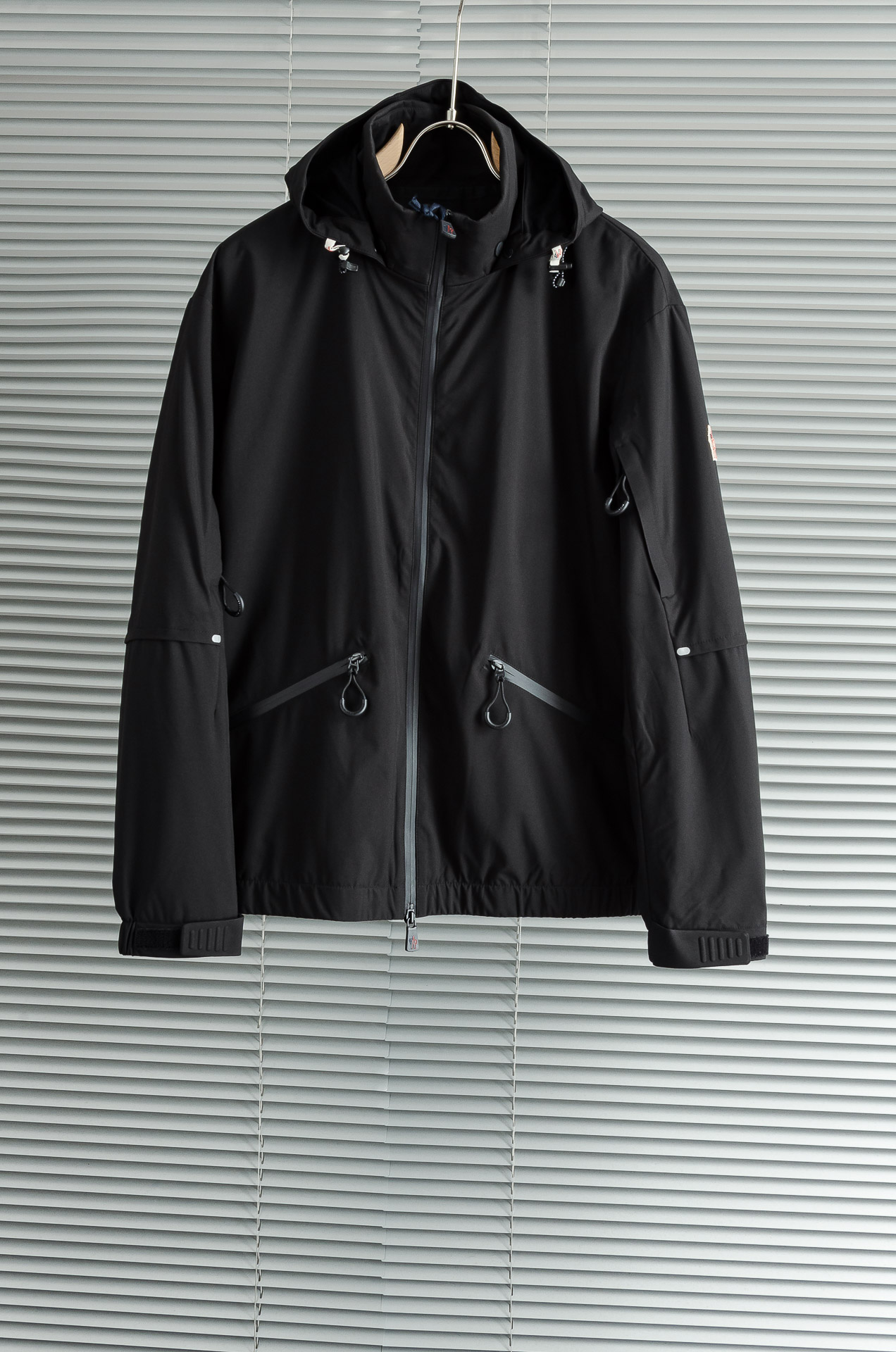 MONC* LER*.蒙口2025FW最新秋冬新品，连帽防水夹克外套#同步官网发售！该款夹克外层超柔聚酯