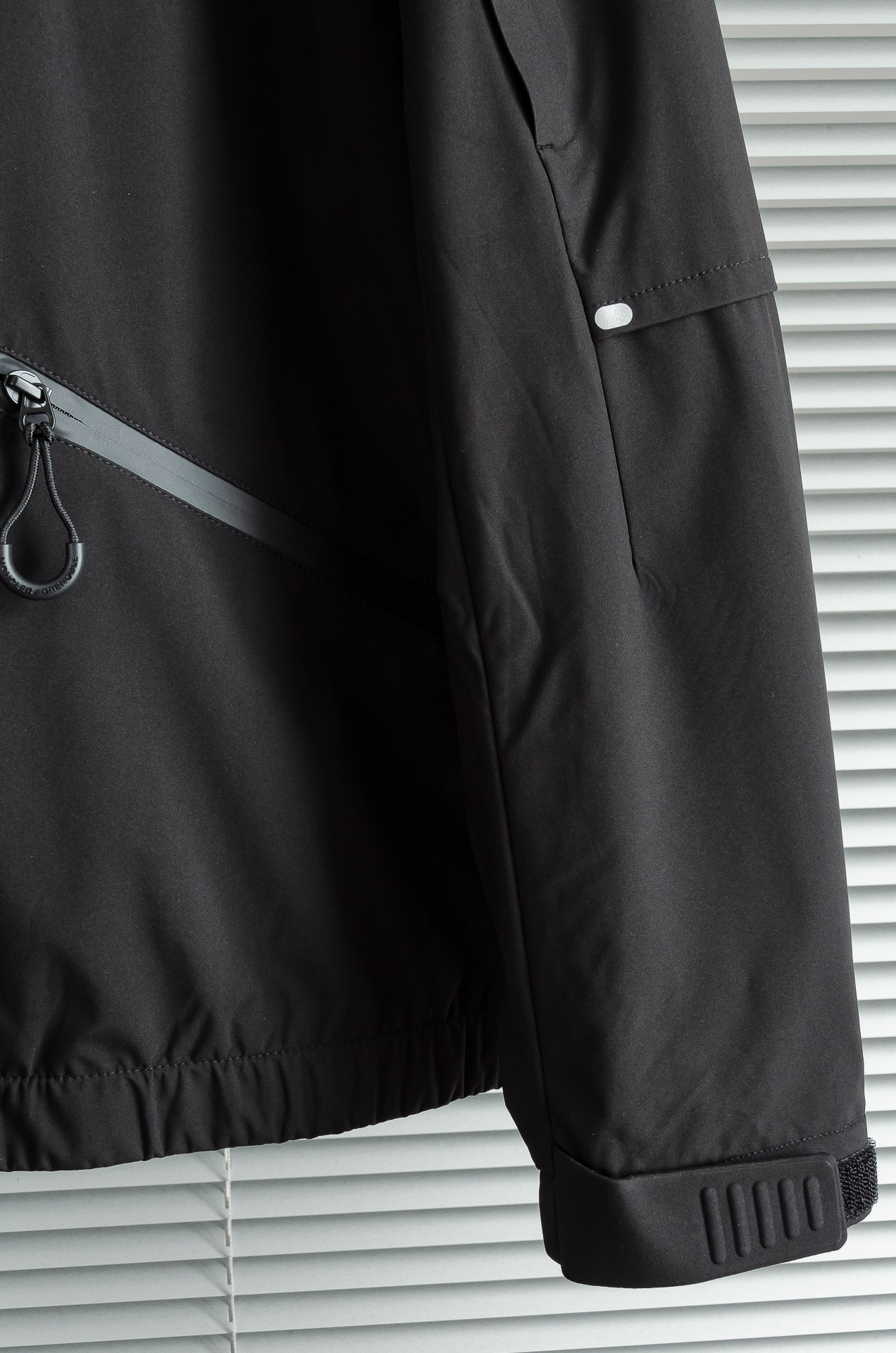 MONC* LER*.蒙口2025FW最新秋冬新品，连帽防水夹克外套#同步官网发售！该款夹克外层超柔聚酯