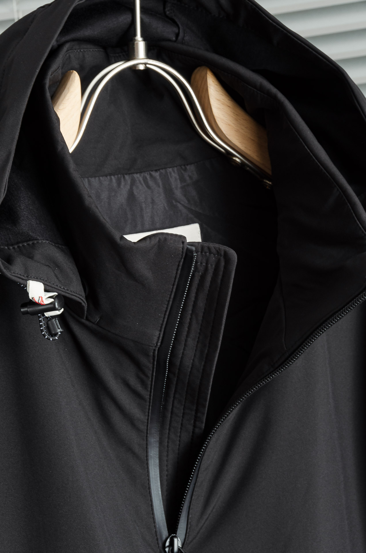 MONC* LER*.蒙口2025FW最新秋冬新品，连帽防水夹克外套#同步官网发售！该款夹克外层超柔聚酯