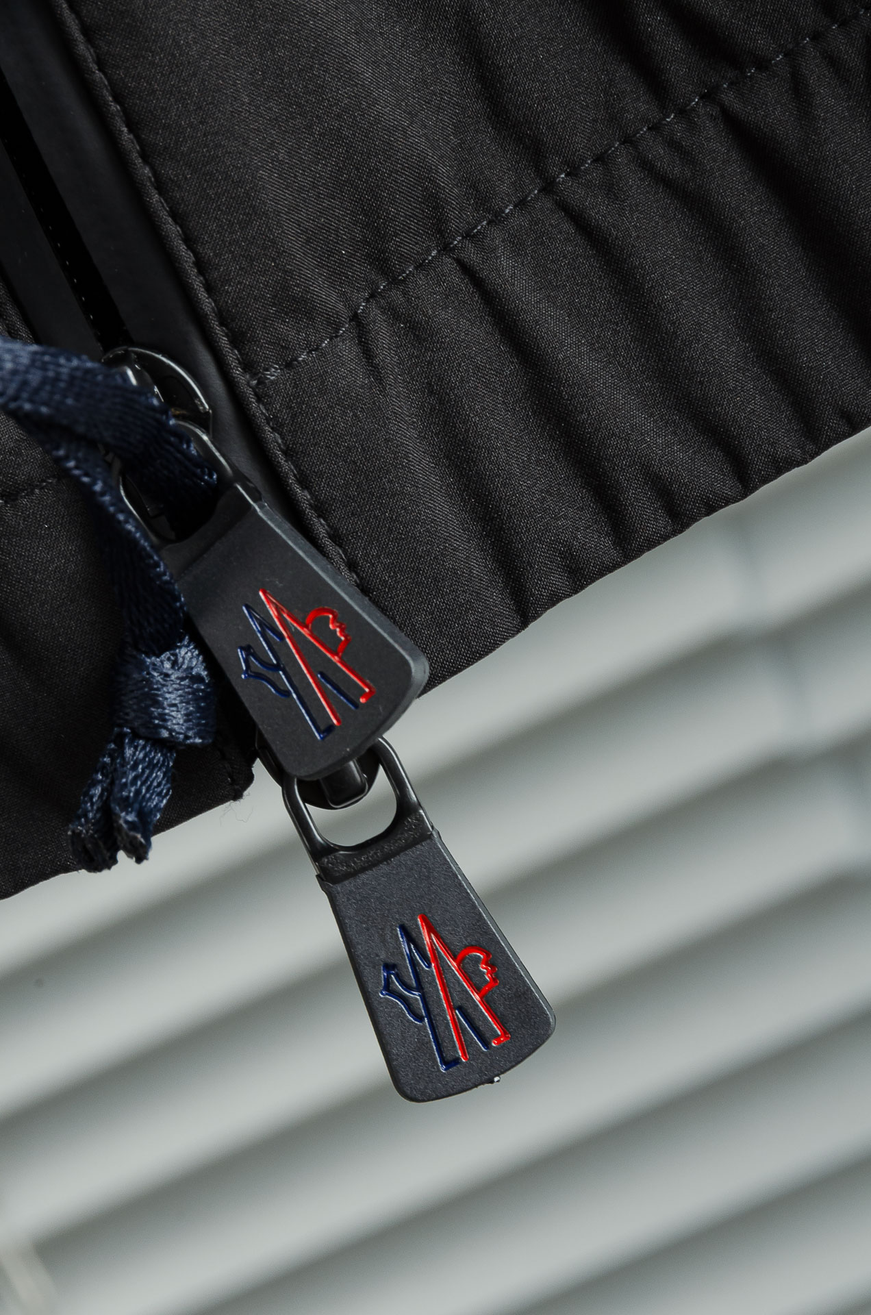 MONC* LER*.蒙口2025FW最新秋冬新品，连帽防水夹克外套#同步官网发售！该款夹克外层超柔聚酯