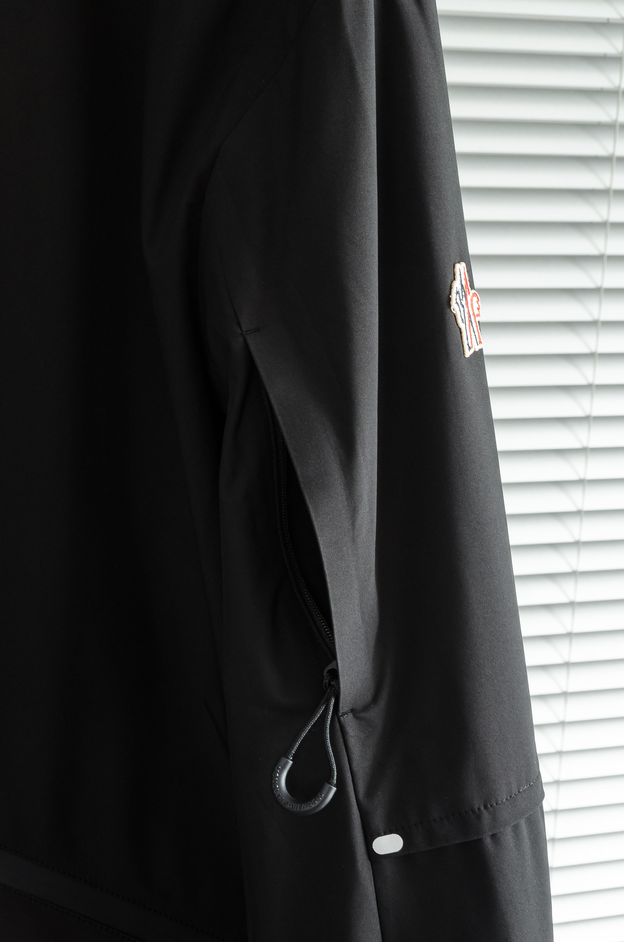 MONC* LER*.蒙口2025FW最新秋冬新品，连帽防水夹克外套#同步官网发售！该款夹克外层超柔聚酯