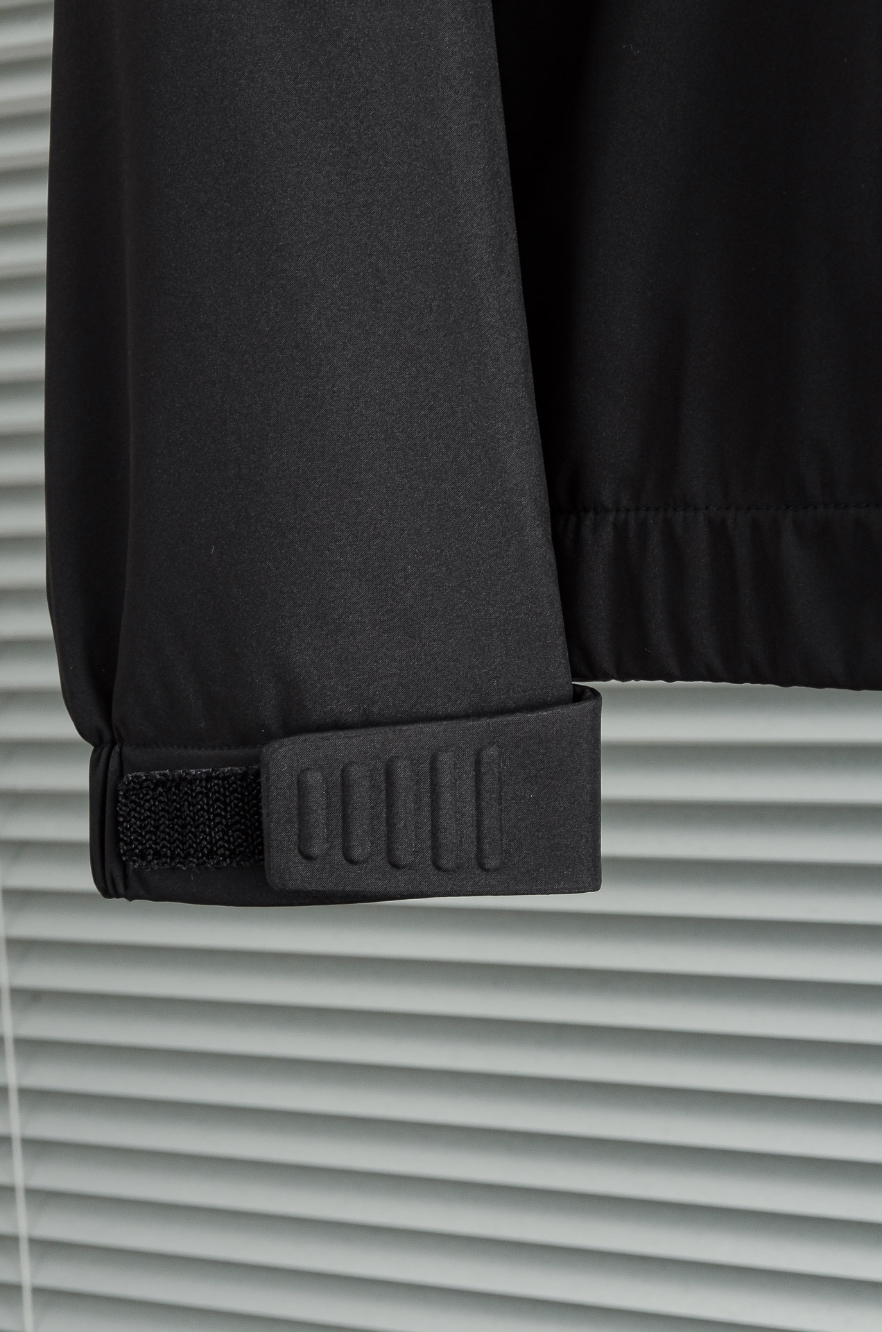 MONC* LER*.蒙口2025FW最新秋冬新品，连帽防水夹克外套#同步官网发售！该款夹克外层超柔聚酯