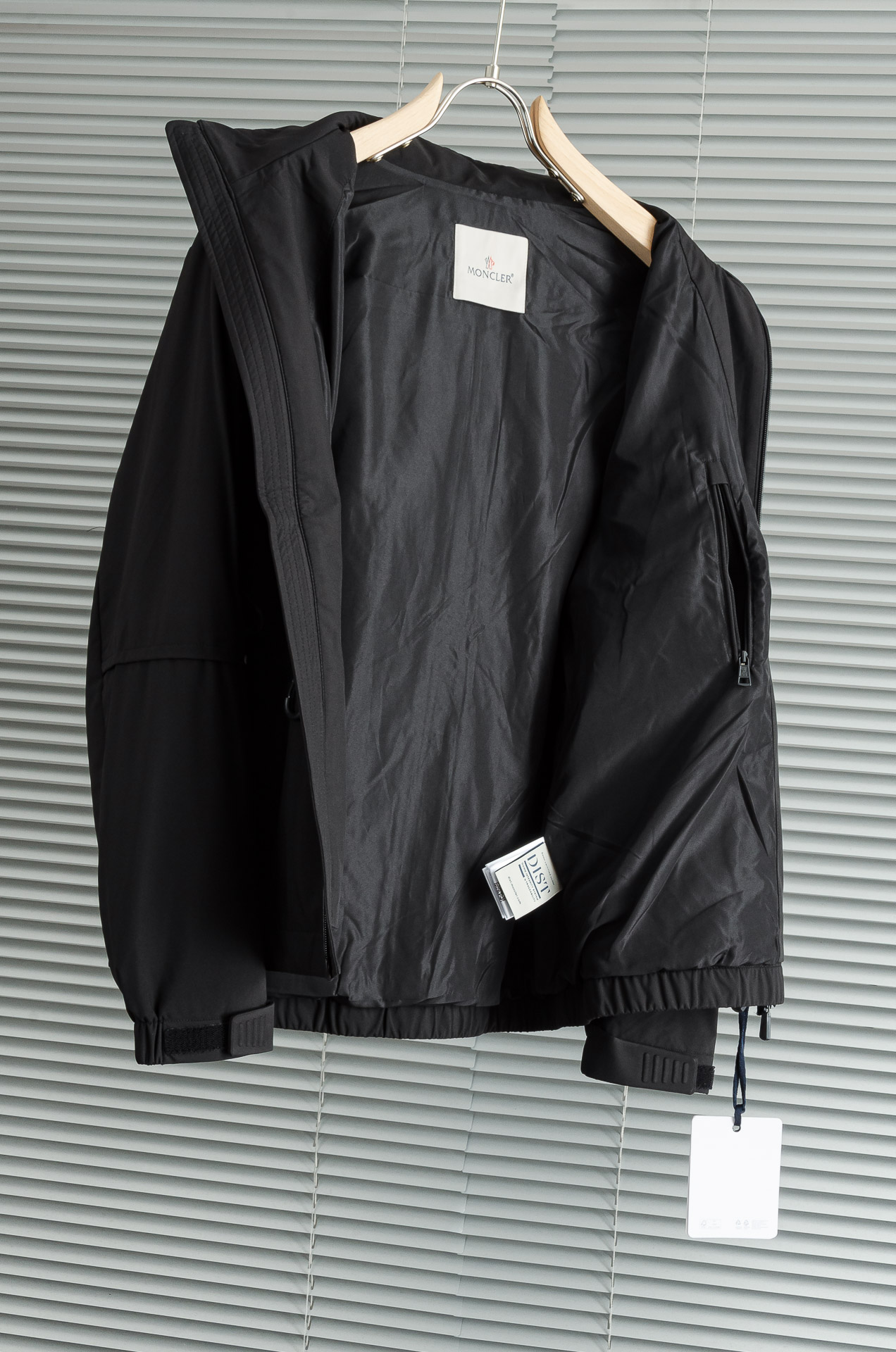 MONC* LER*.蒙口2025FW最新秋冬新品，连帽防水夹克外套#同步官网发售！该款夹克外层超柔聚酯