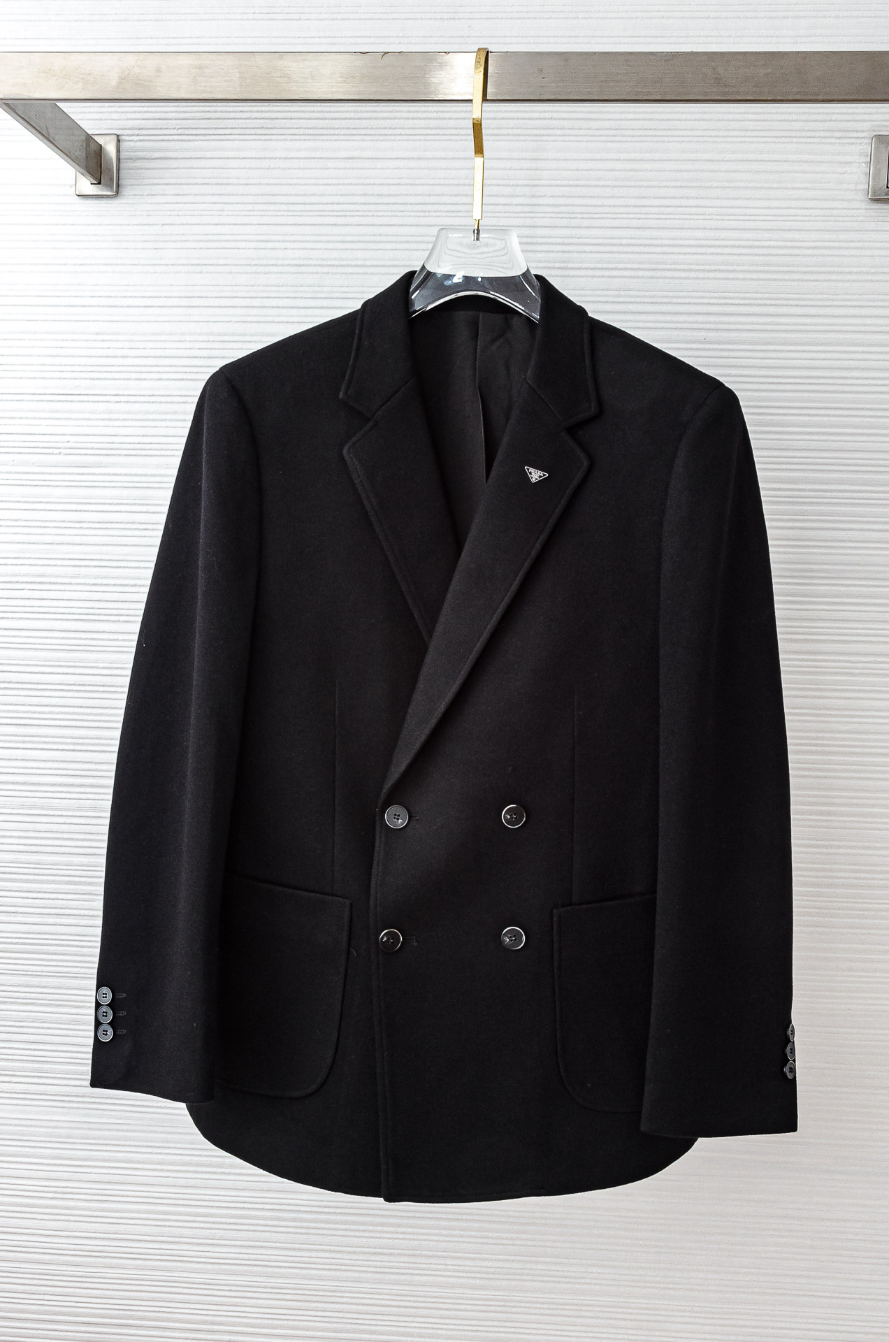 NO:523603,2 Prada PRADA 2025FW wool cashmere blended triangle breast mark embellishment for men's business casual suit #comfortable and elastic, different from ordinary suit fabrics. This is a knitted fabric containing wool. The fabric will be much softer than traditional suits, and it will not be too flat and straight. The texture is solid to the touch, not the kind of loose fabric. The velvet feels rich and the porcelain is strong and broad, not comparable to the anti-wool version of the market. 60 wool + 5 cashmere + 15 polyester + 13 viscose + 7 acetate fiber  Soft and comfortable, smooth and shiny, every detail shows perfect quality, both fashionable, comfortable and quality, whether in business occasions or leisure time, it can become your first choice. Enjoy a fashionable and handsome style, allowing you to show your personality and charm in different occasions. Whether you are a young man or a mature gentleman, a wool knitted casual blazer will become one of your first choices for daily wear. Complete your style change and face every day of life calmly!  Code number M-XXXL, prada, prada, jackets & coats, business suit, alexander wang198609092  普拉达PRADA 2025FW羊毛羊绒混纺三角胸标点缀男士商务休闲西服#舒适有弹力,区别于普通的西装面料,这个是含羊毛的针织面料,织出来的所以面料会比传统西装柔软很多不会太过于板正.摸起来实实在在的质感,不是那种松松垮垮的面料.绒感丰润瓷实挺阔,不是市面化纤防羊毛版本可比拟的.60绵羊毛+5羊绒+15聚酯纤维+13粘纤+7醋酸纤维 柔软舒适,表面顺滑有光泽,每一处细节都呈现出完美的品质,时尚、舒适、品质兼具,无论是商务场合还是休闲时光,都能成为你的首选.尽享着时尚帅气风格,让你在不同场合下展现自己的个性与魅力.无论你是年少青年还是成熟绅士,羊毛针织休闲西装外套都将成为你日常穿着的首选之一.完成你的风格转换,从容面对生活的每一天！ 码数M-XXXL,,prada,prada,jackets & coats,business suit,alexander wang,Men's clothing