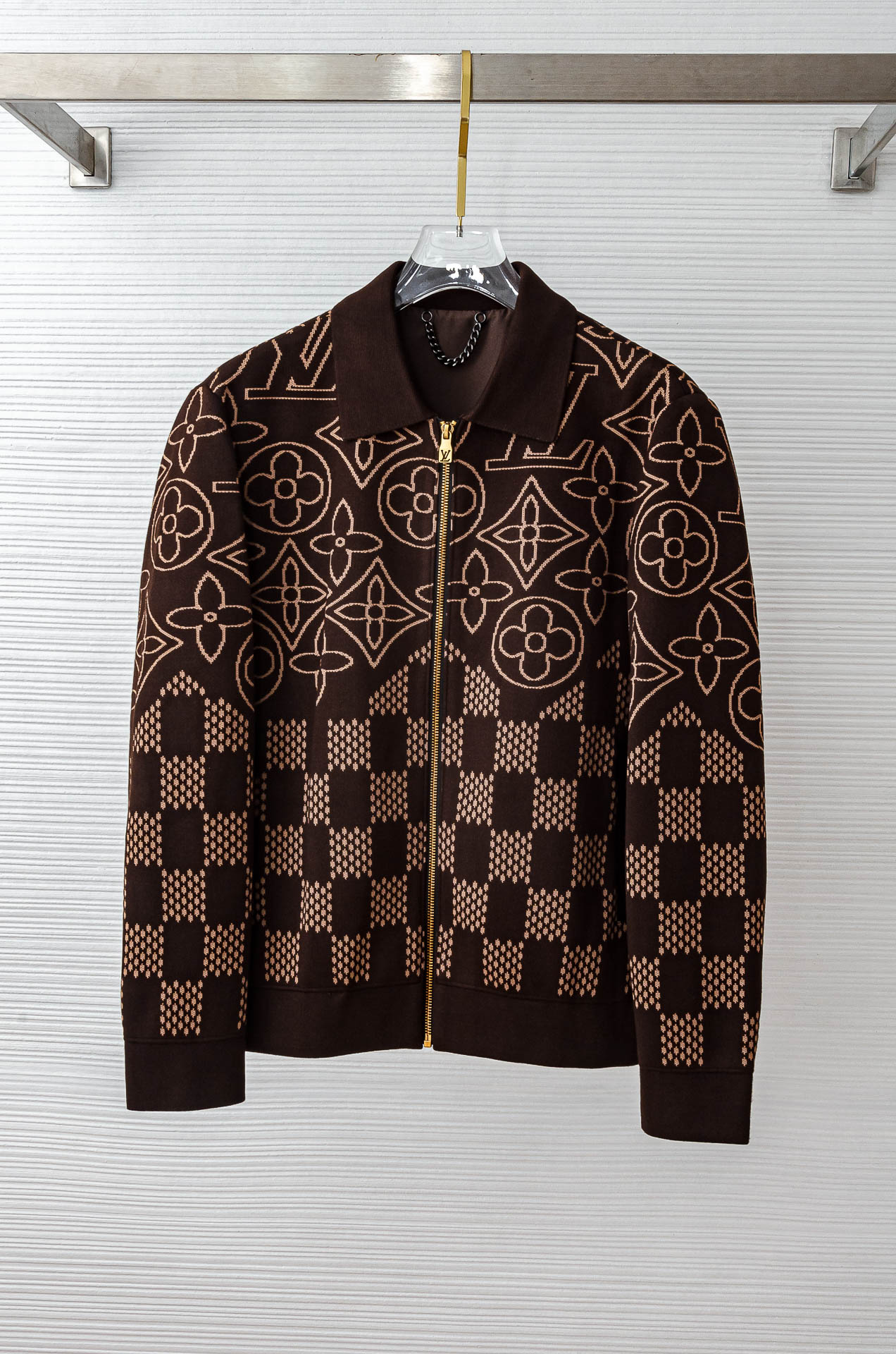 NO:523597,The latest production of LV 2025FW, the delicate wool series men's lapel wool zipper jacket, can perfectly present such a large number of high-spec craftsmanship, naturally the best fabric is the best. The fabric is made of imported 30 wool 40.7 viscose fiber 19.3 polyester fiber 10 cotton components, comfortable and not stubborn, with a slightly three-dimensional fabric texture, low-key and luxurious feeling. It creates a suede texture, which is extremely rare on the market. The fabric is arranged in a vertical herringbone pattern, and the texture feels full!  The feel is silky, mellow and dense, and there is a slight elasticity during the pressing. The knitted ribbed collar does not have too much design and structure, and it pays more attention to wearing comfort. The fashionable and warm wool fabric, coupled with the leather decoration on the shoulder, is integrated with the whole, and there is nothing else!  !  !  This is the high-quality craftsmanship cardigan that a real big brand can present. It has diverse styles and is kept simple, fashionable and warm. It is the most thoughtful new choice for this autumn and winter!  !  !  A brand-new iconic item with excellent tailoring and comfort is always exploring how to blend comfort and wear!  The jacquard elements become deeply rooted in the subtleties and are also a strong evidence of the deep brand design foundation!  Size M-XXXL (48-56), louis vuitton, jackets & coats, jackets & coats, alexander wang19860909LV 2025FW最新出品 细腻羊毛系列男士翻领羊毛拉链夹克外套 能将如此众多的高规格工艺完美呈现出来,自然得须最上乘的面料才为最好,面料采用进口30羊毛40.7粘纤19.3聚酯纤维10棉成分打造的羊毛面料,舒适不扎人,略带立体的面料肌理感,低调具有奢华感.打造出一种绒面质感,这在市面上可极为少见,面料呈体纵向人字纹排列,肌理感十足！手感丝滑醇厚绵密,按压间还隐隐有种略微回弹力,针织罗纹领,没有过多的设计和和结构,更注重穿着的舒适度.时尚温暖的羊毛面料,加上肩部的皮革装饰,与整体浑然一体,别无他二！！！这就是真正大牌所能呈现出来的高品质工艺开衫,风格多样化,同时又保持简洁时尚有温度,是这个秋冬最贴心的全新选择！！！精良剪裁和舒适感无敌的全新标志性单品,一直都在探索,如何将舒适和外穿两者融 ！提花元素在微妙间变得深入人心,亦是品牌设计功底深厚的有力证据！ 尺码M-XXXL（48-56）,,louis vuitton,jackets & coats,jackets & coats,alexander wang,Men's clothing