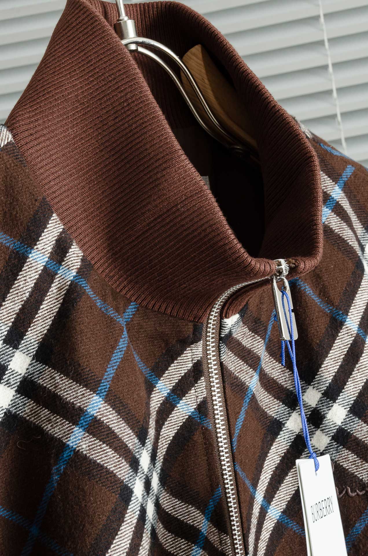 Burberr*/巴宝莉BBr 新款斜纹格纹羊毛混纺拉链针织开衫精选羊毛羊绒混纺面料制成，呈现提花精纺的