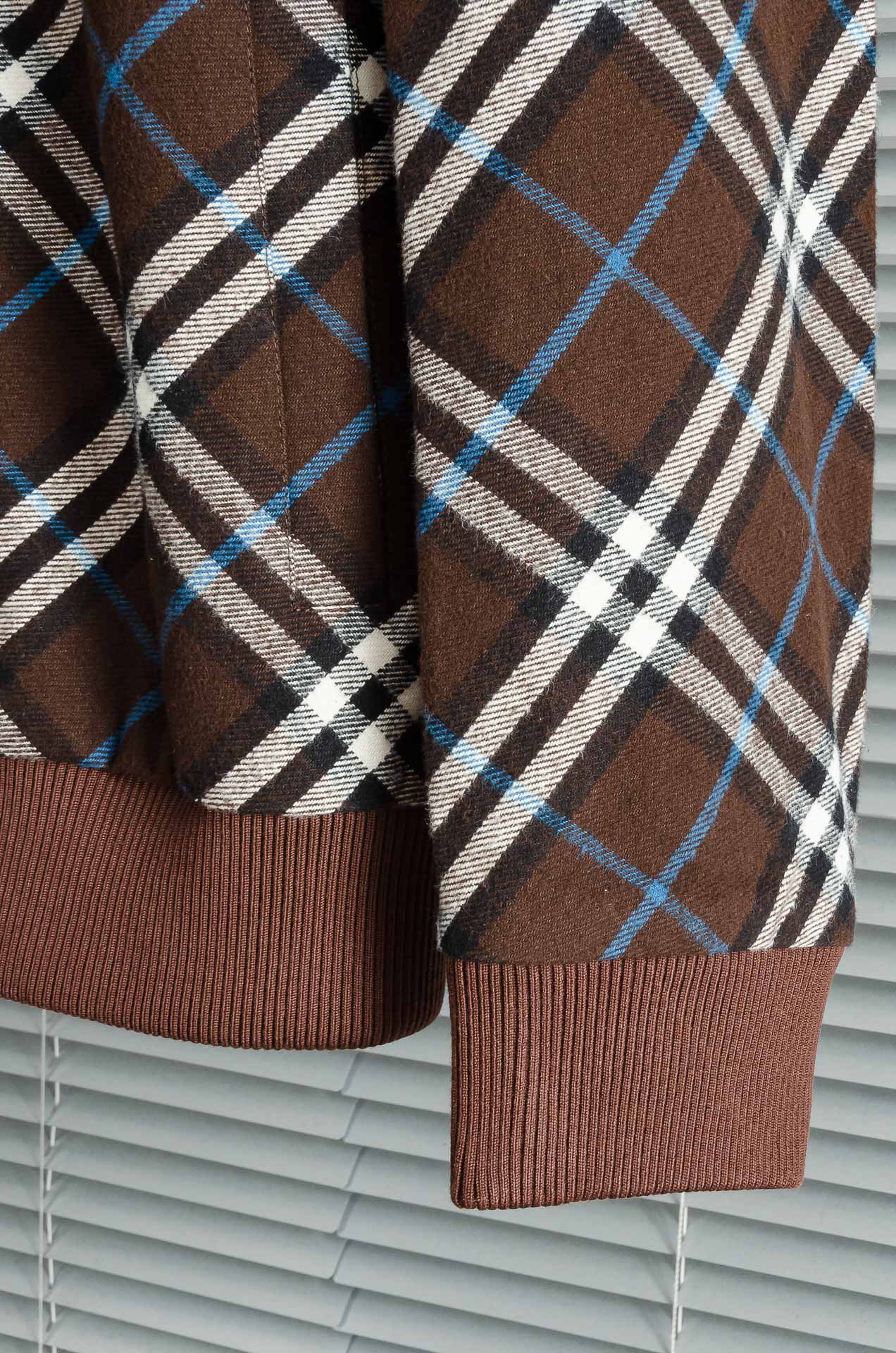 Burberr*/巴宝莉BBr 新款斜纹格纹羊毛混纺拉链针织开衫精选羊毛羊绒混纺面料制成，呈现提花精纺的